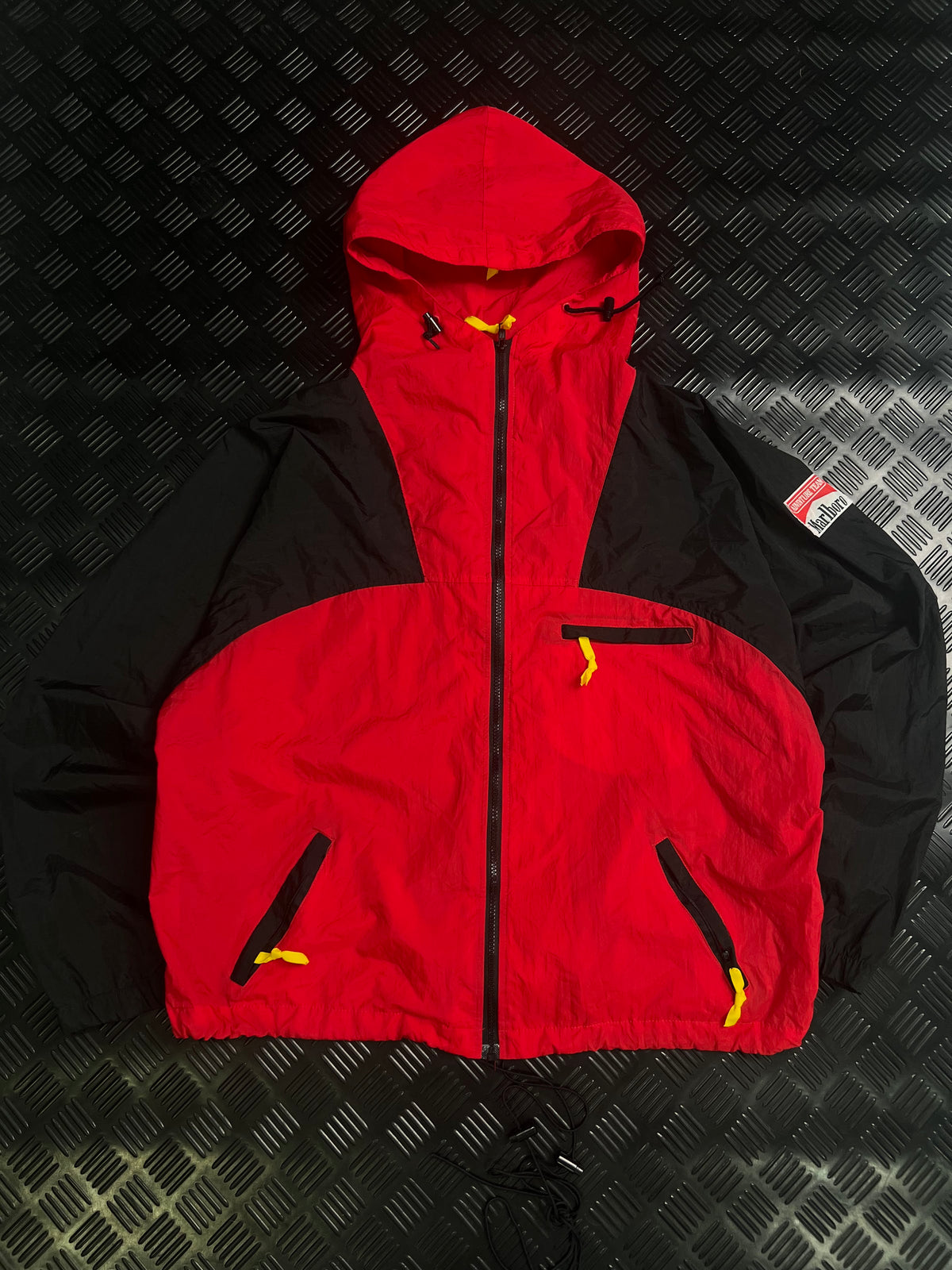 Vista frontal de chaqueta Marlboro Adventure Team vintage