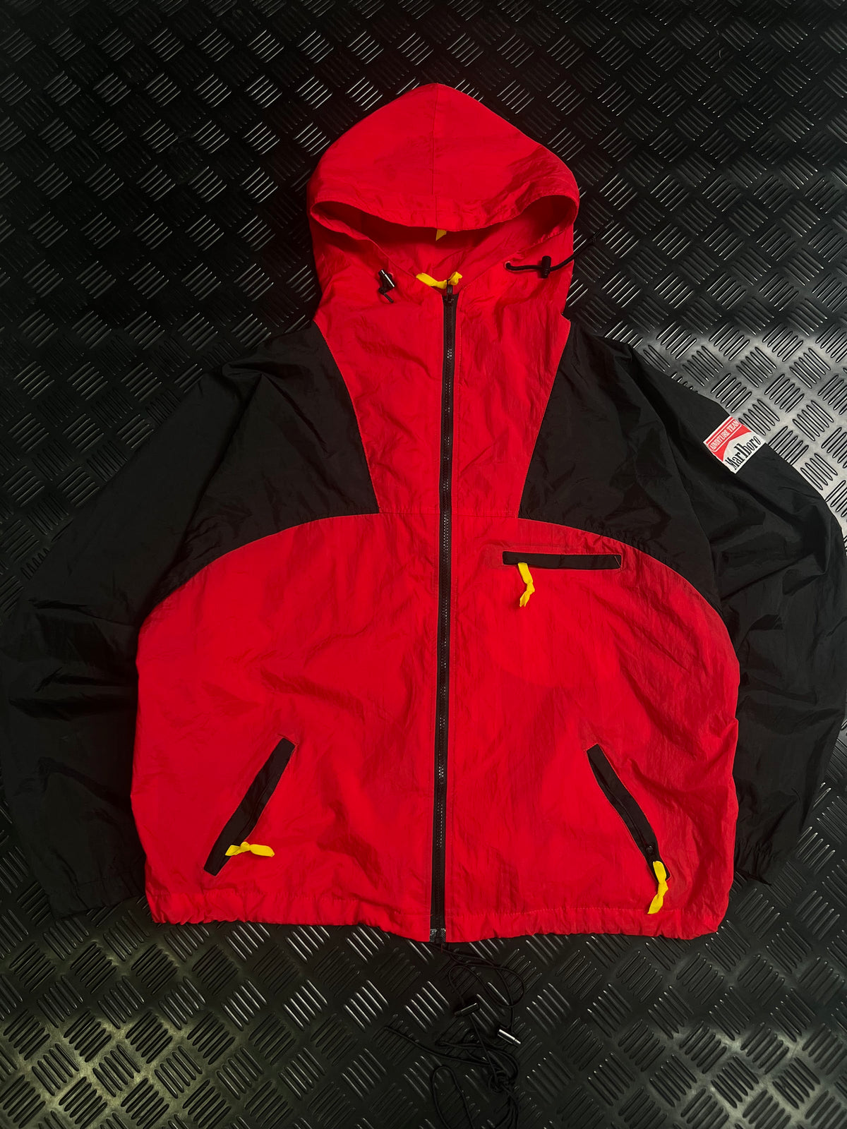 Segunda vista frontal de chaqueta Marlboro Adventure Team