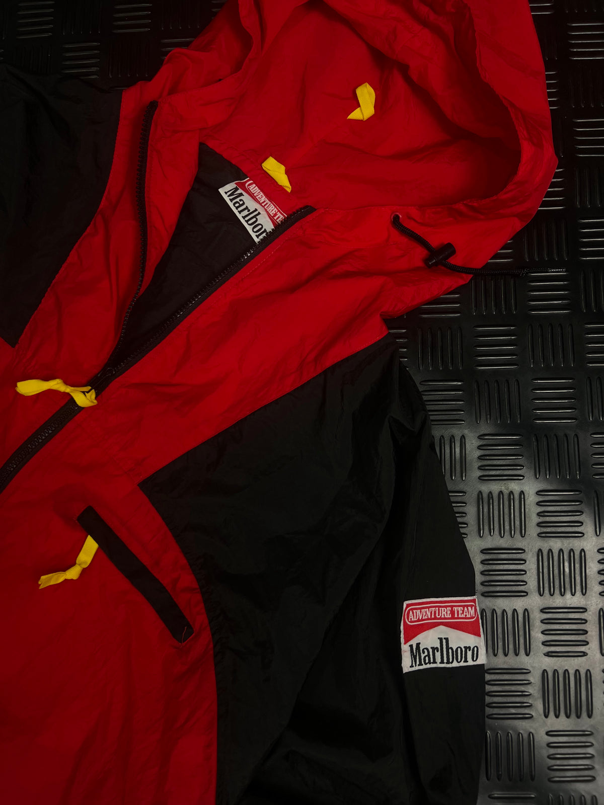 Detalle de distintivos de chaqueta Marlboro Adventure Team