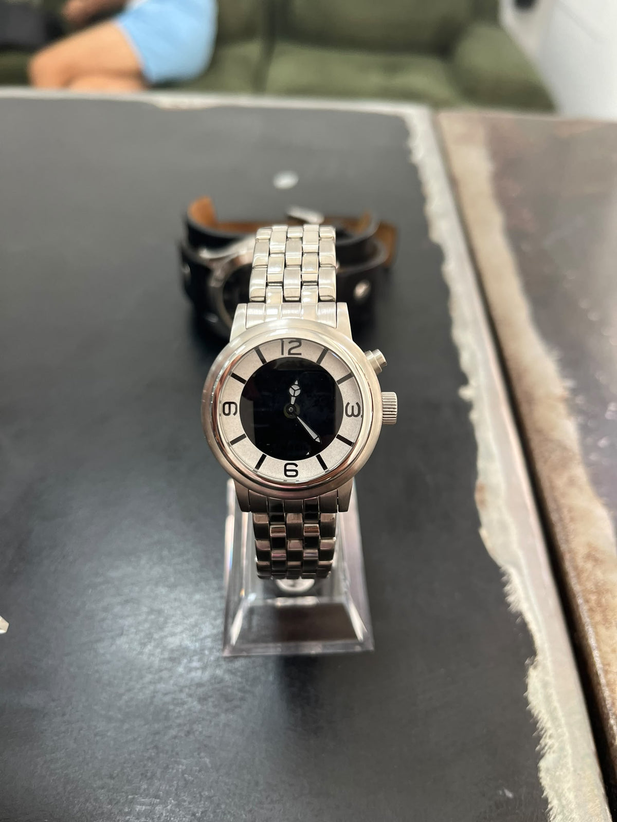 RELOJ FOSSIL CON ESFERA NEGRA Y NÚMEROS