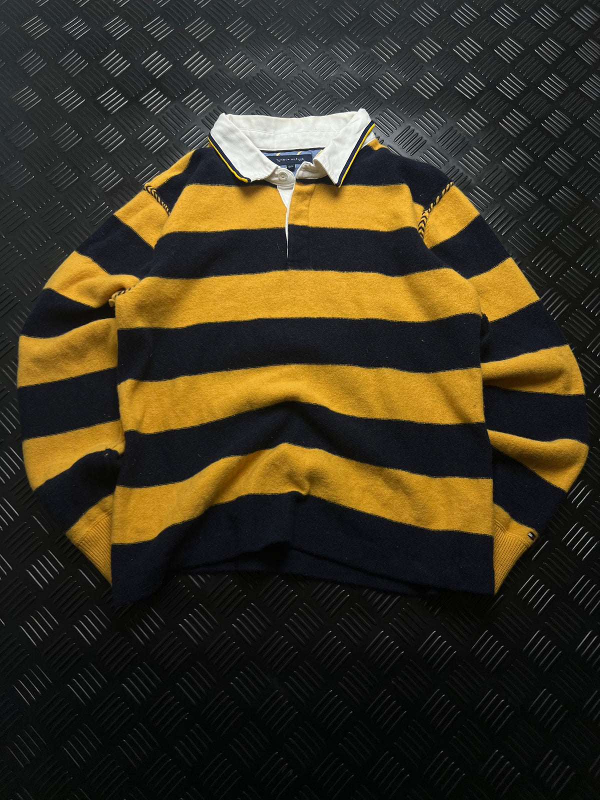 Tommy Hilfiger: Polo rugby de rayas amarillo y azul marino