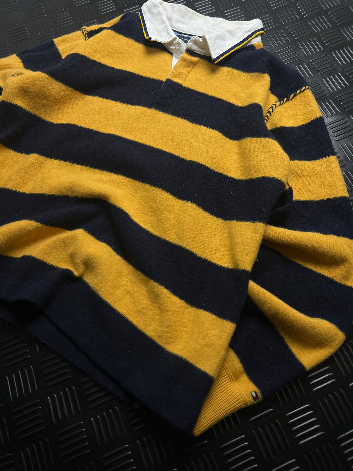 Tommy Hilfiger: Polo rugby de rayas amarillo y azul marino