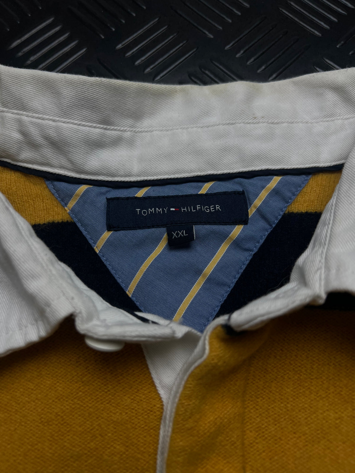 Tommy Hilfiger: Polo rugby de rayas amarillo y azul marino
