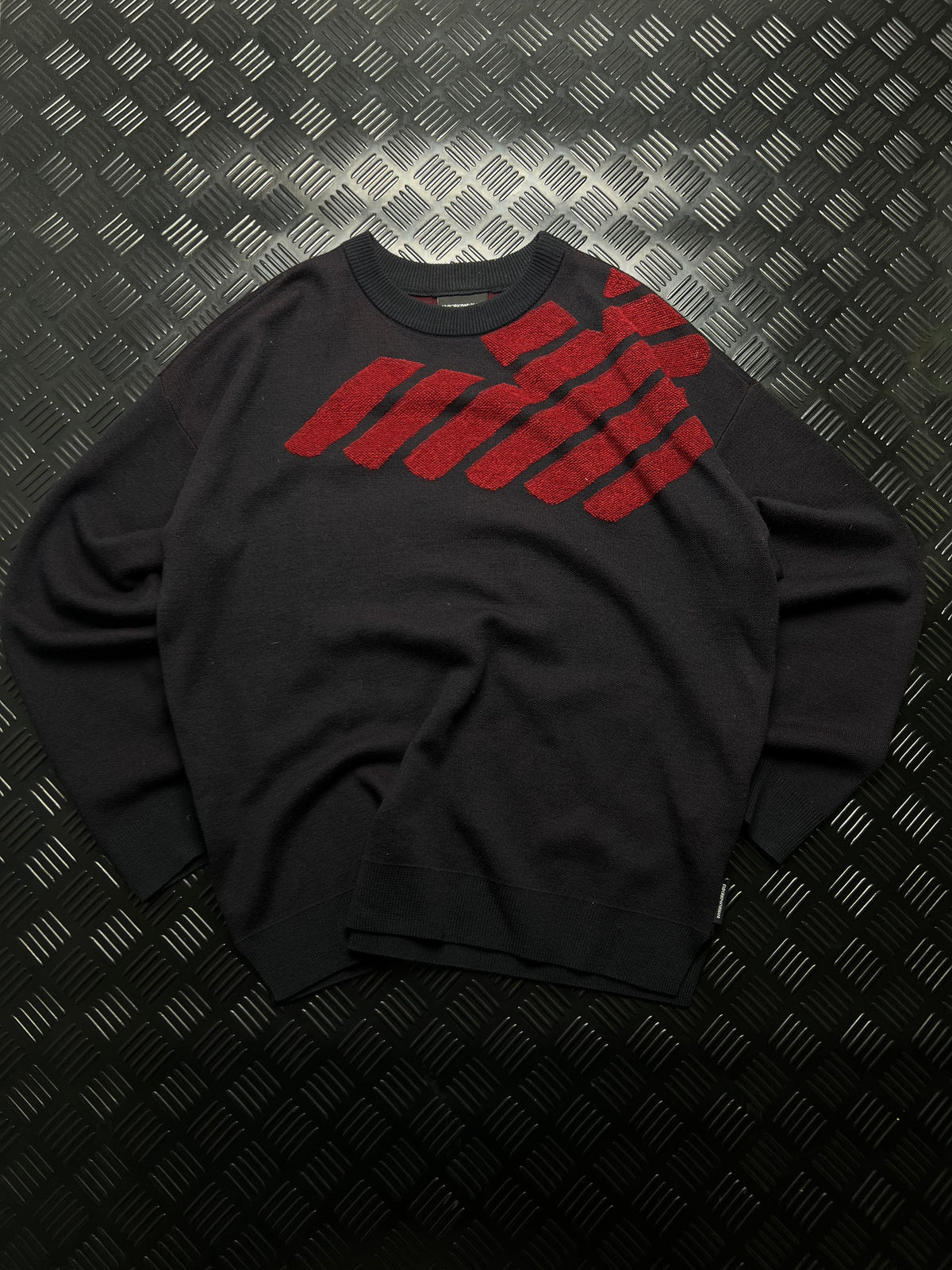 Emporio Armani: Jersey negro con águila roja