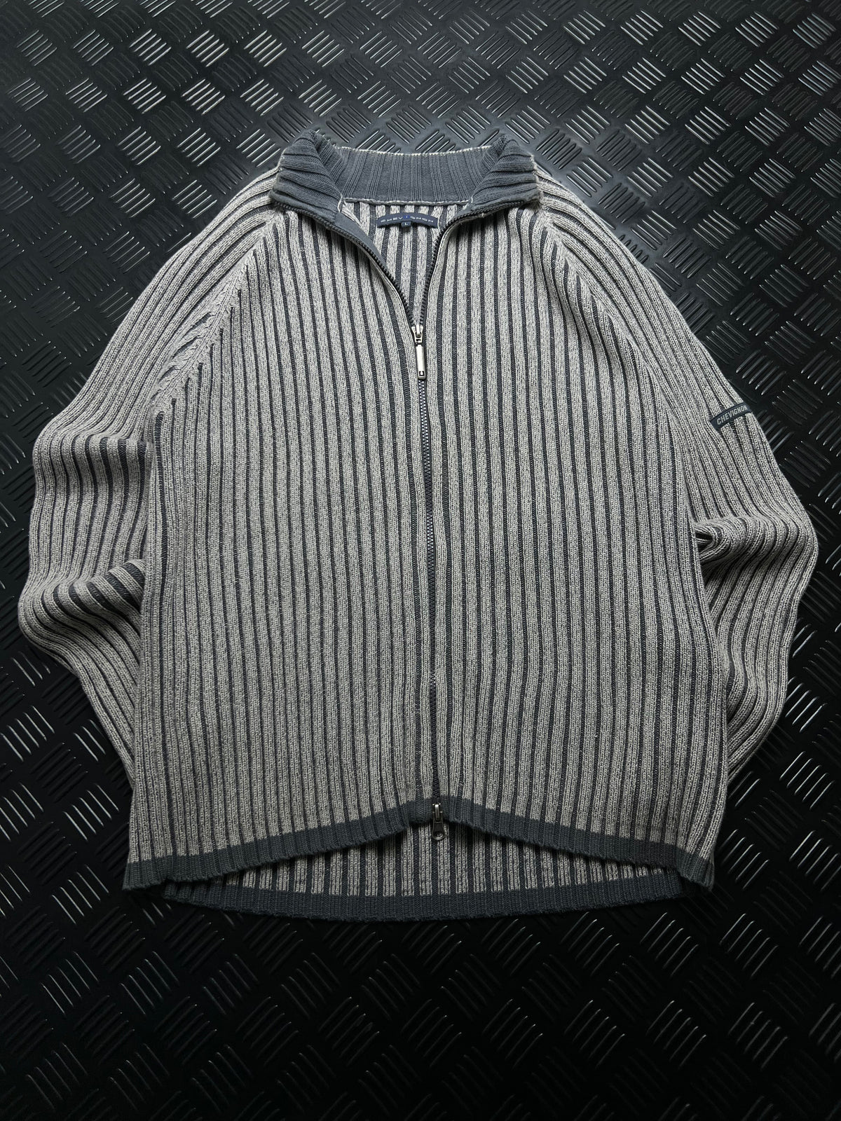 Chevignon: Jersey gris acanalado con media cremallera