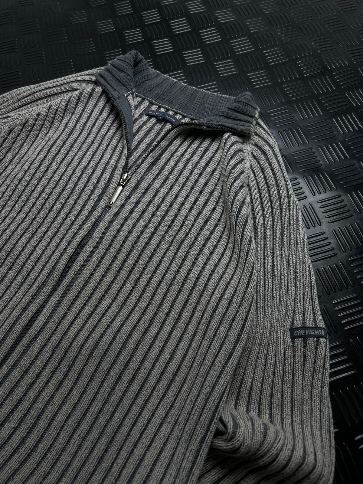 Chevignon: Jersey gris acanalado con media cremallera