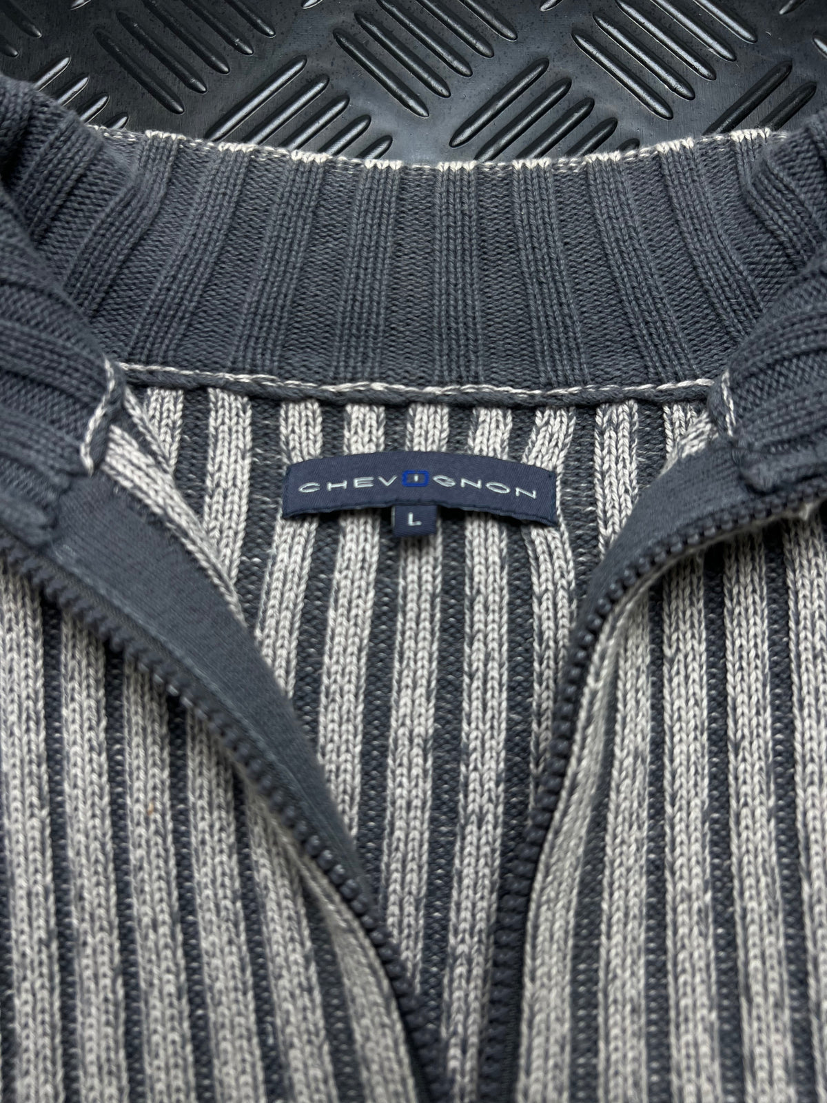 Chevignon: Jersey gris acanalado con media cremallera