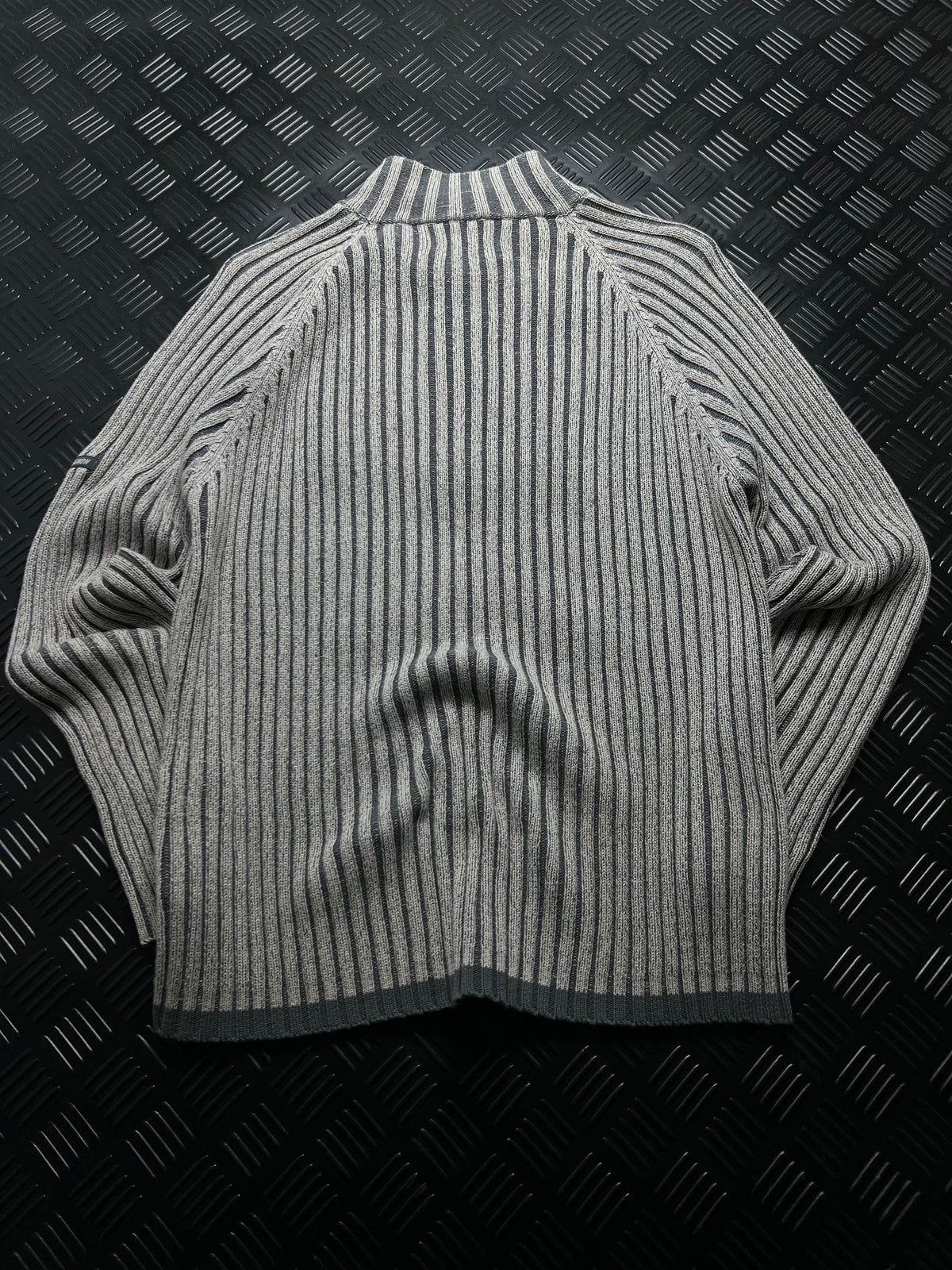 Chevignon: Jersey gris acanalado con media cremallera