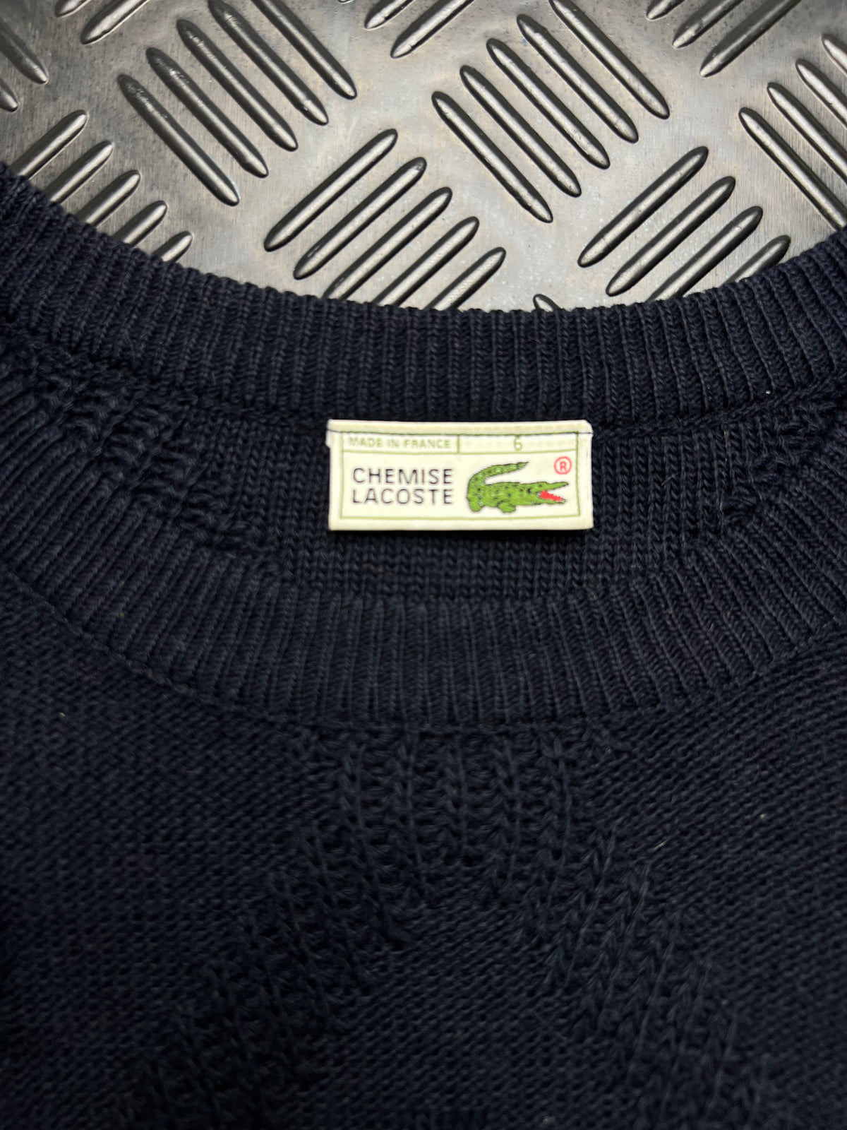 Lacoste: Jersey azul marino con detalles trenzados