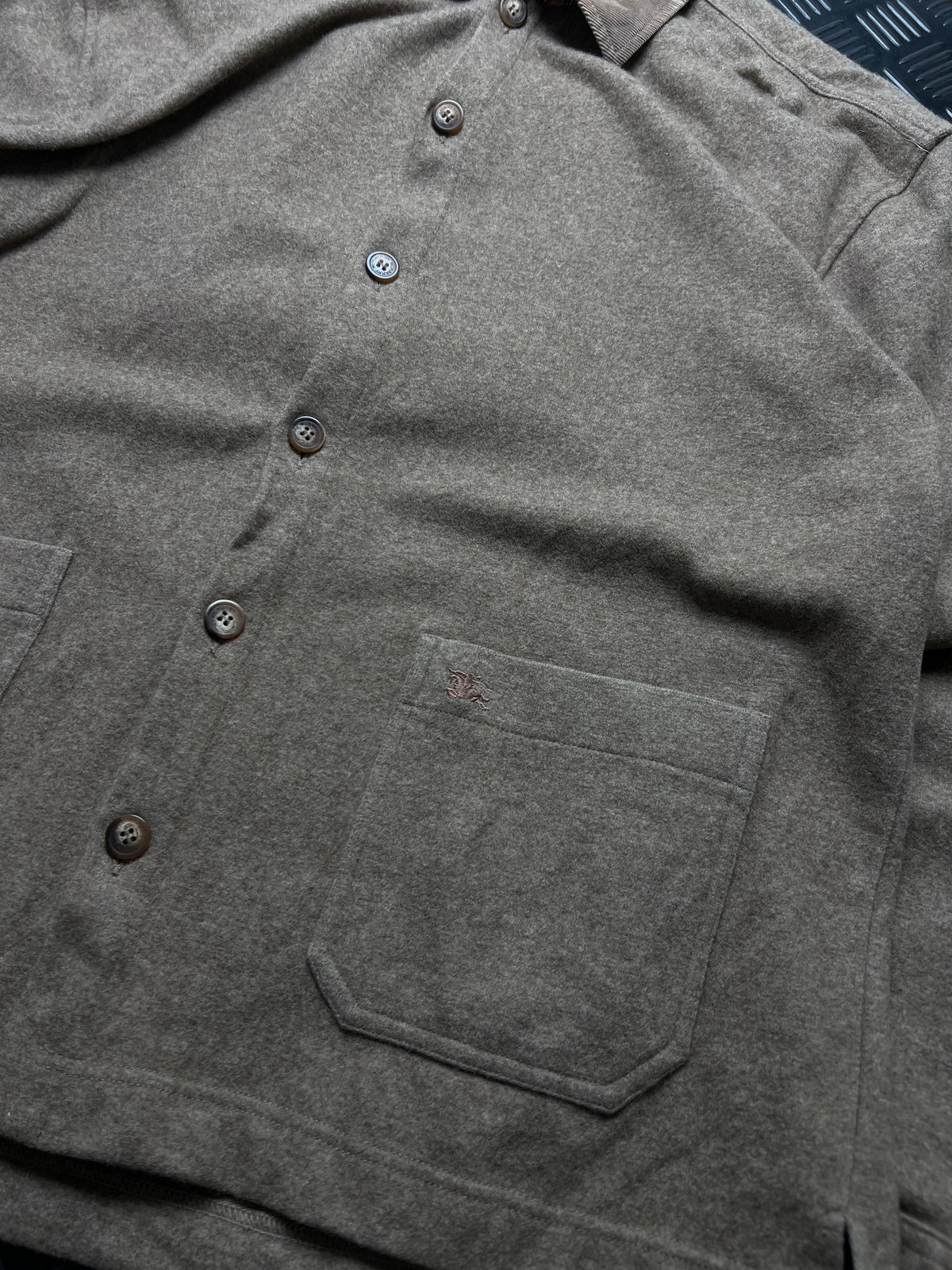 Burberry: Cárdigan gris topo con cuello y bolsillos