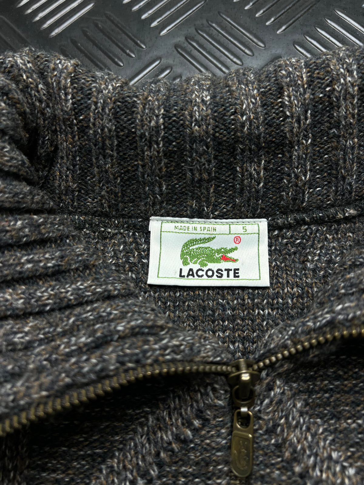 Lacoste: Jersey jaspeado gris con motivos y media cremallera