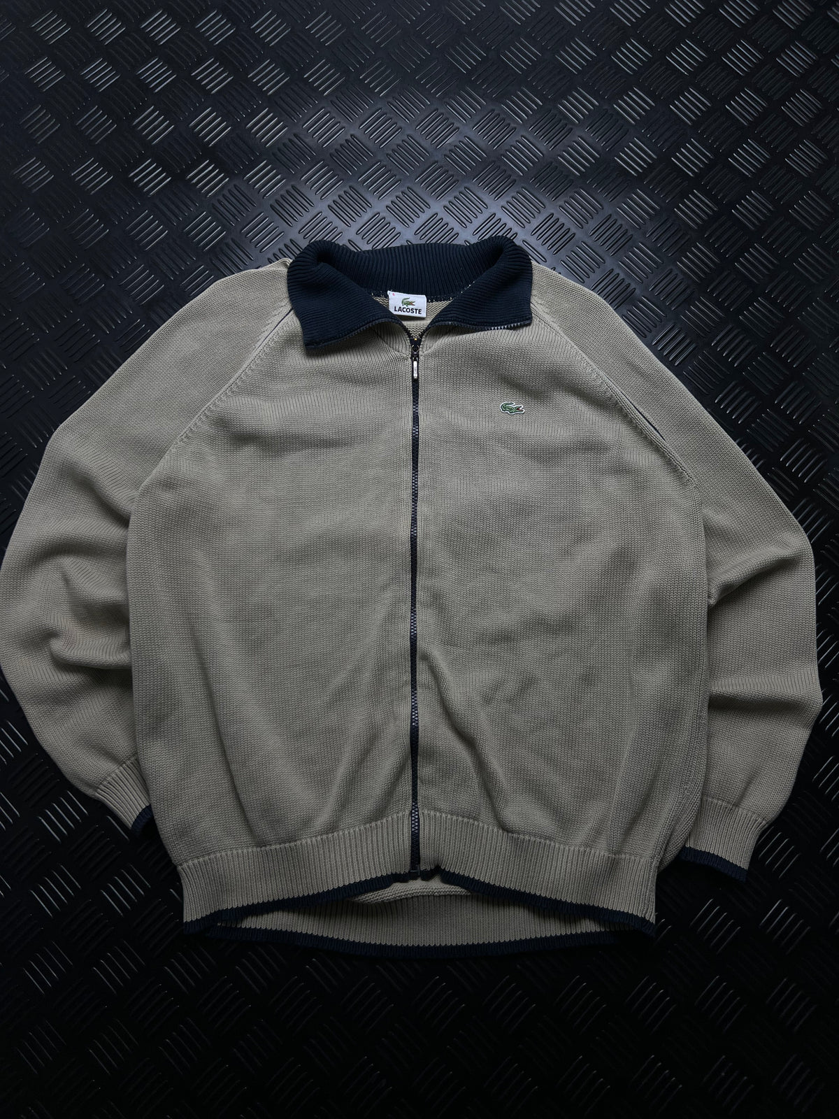 Lacoste: Chaqueta beige con cremallera y cuello azul marino