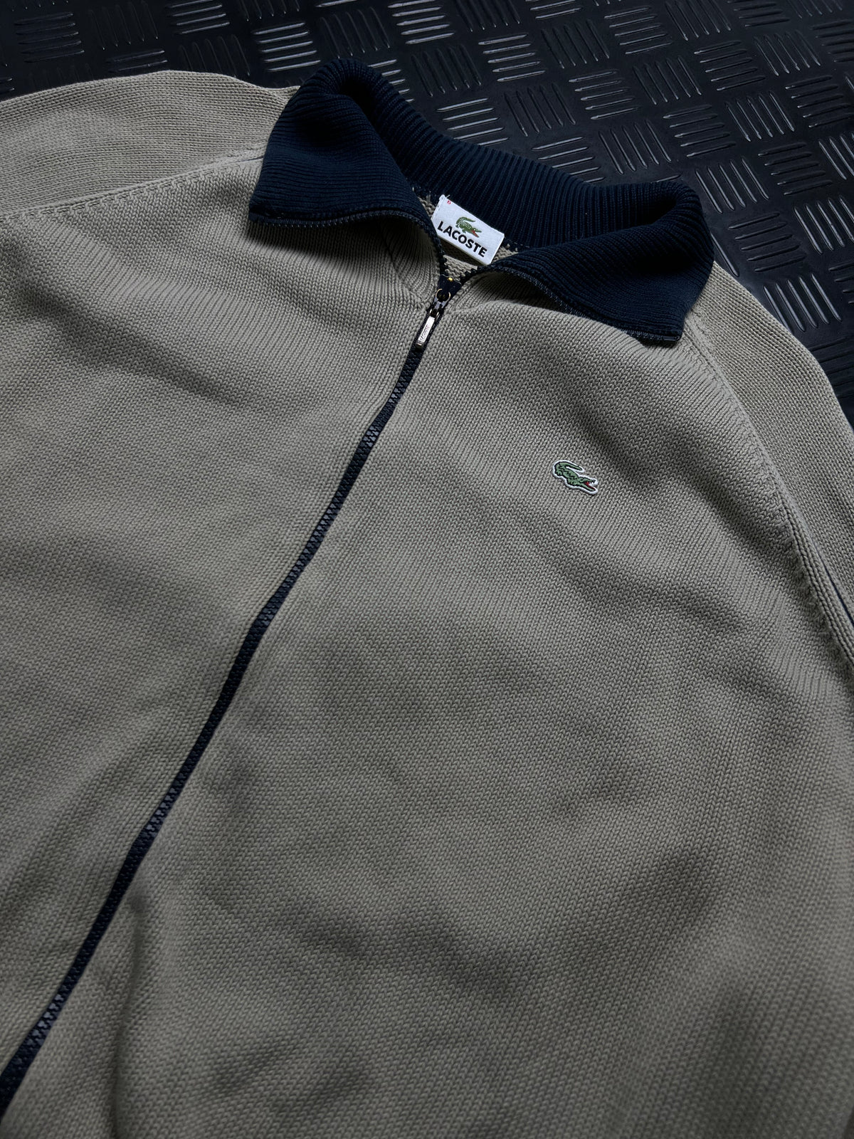 Lacoste: Chaqueta beige con cremallera y cuello azul marino