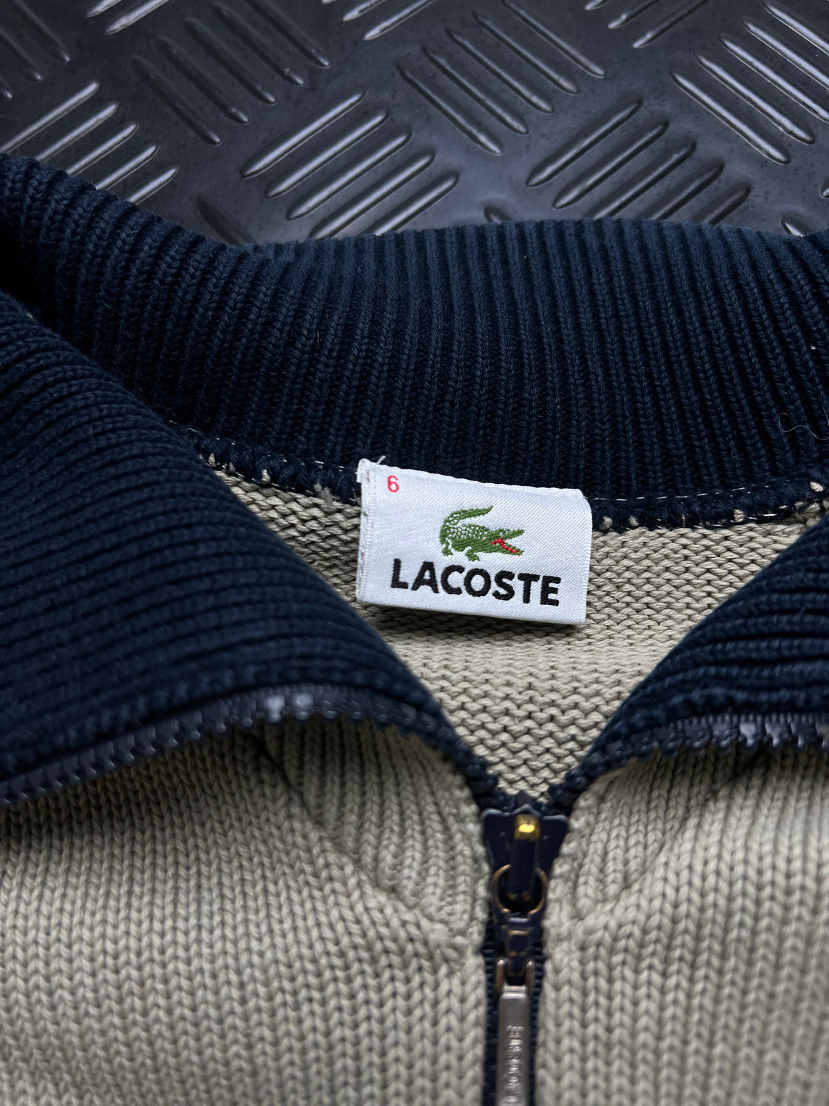 Lacoste: Chaqueta beige con cremallera y cuello azul marino