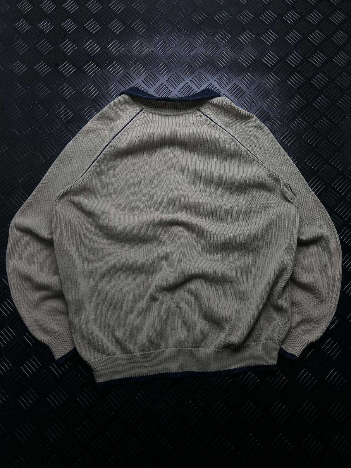 Lacoste: Chaqueta beige con cremallera y cuello azul marino