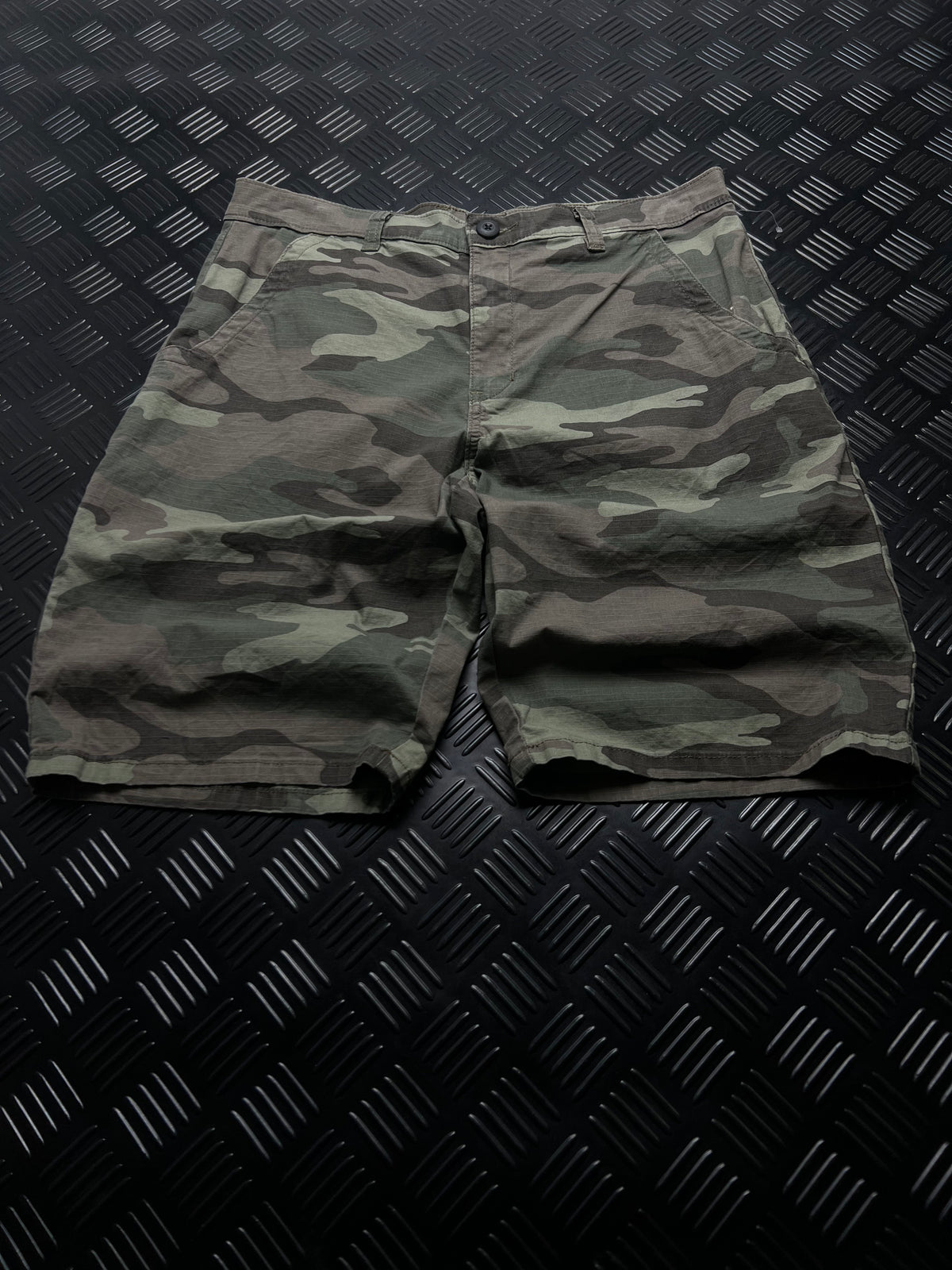 BERMUDAS DE CAMUFLAJE DICKIES · VERDE / MARRÓN — vista delantera