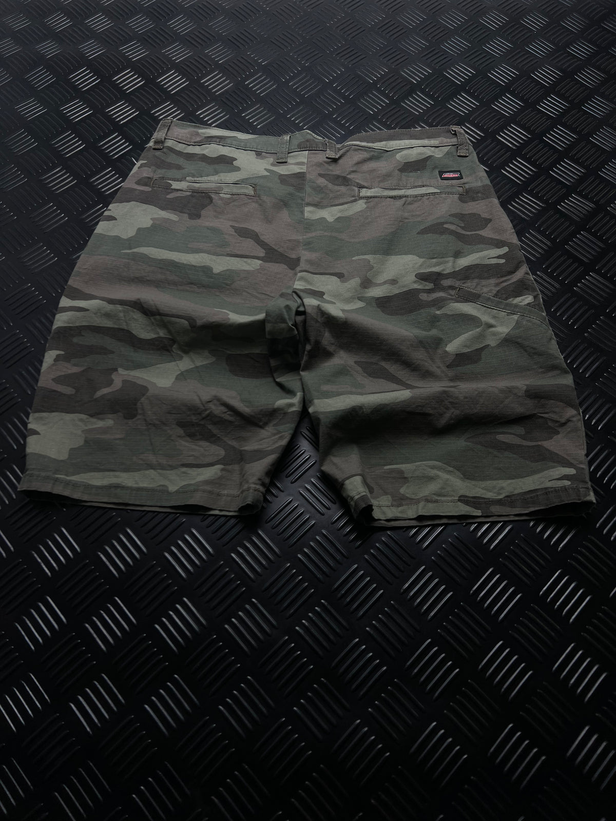 BERMUDAS DE CAMUFLAJE DICKIES · VERDE / MARRÓN — vista trasera