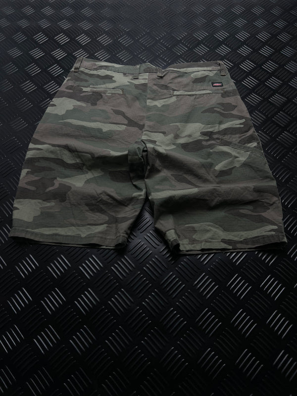 BERMUDAS DE CAMUFLAJE DICKIES · VERDE / MARRÓN — vista trasera
