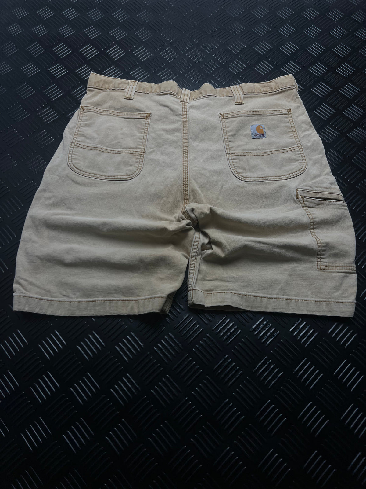 BERMUDAS RELAXED FIT CARHARTT · BEIGE — vista trasera