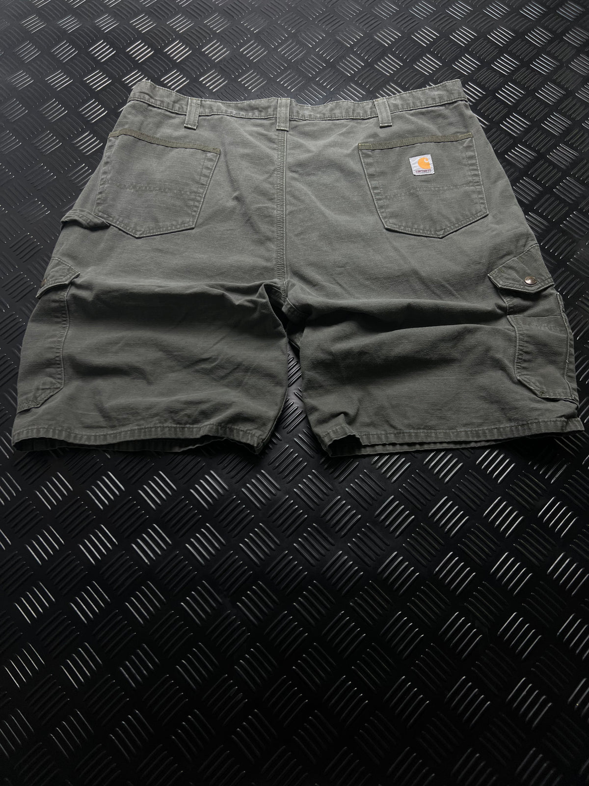 BERMUDAS CARGO RELAXED FIT B357 CARHARTT · VERDE OLIVA — vista trasera