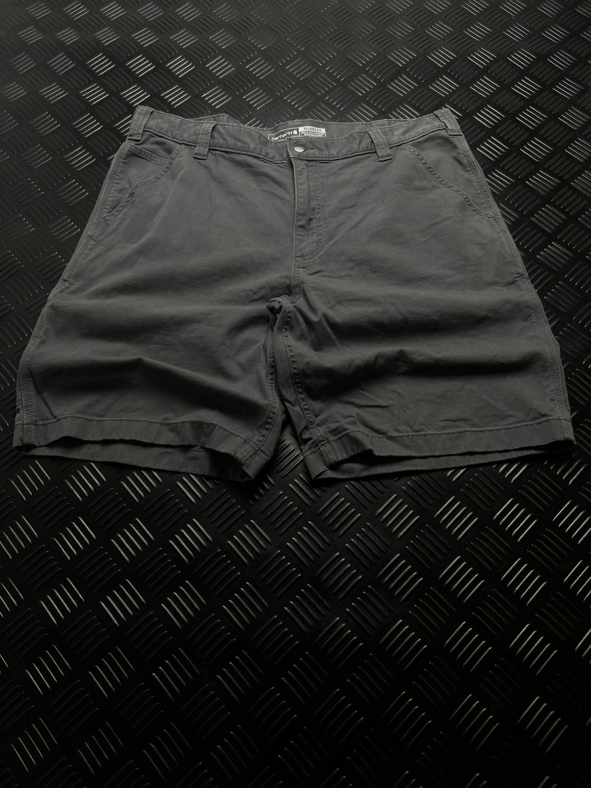 BERMUDAS RELAXED FIT CARHARTT · GRIS OSCURO — vista delantera