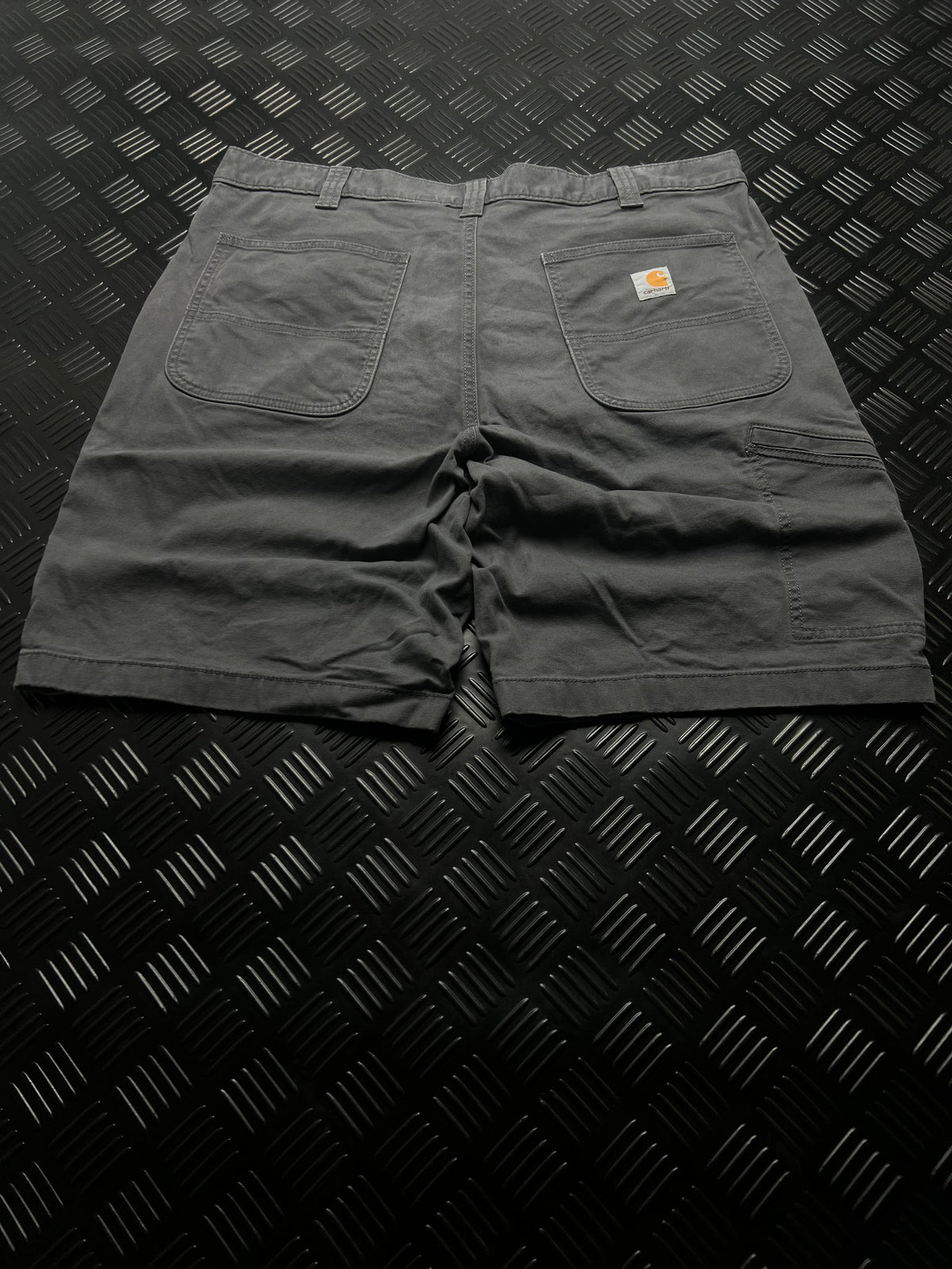BERMUDAS RELAXED FIT CARHARTT · GRIS OSCURO — vista trasera