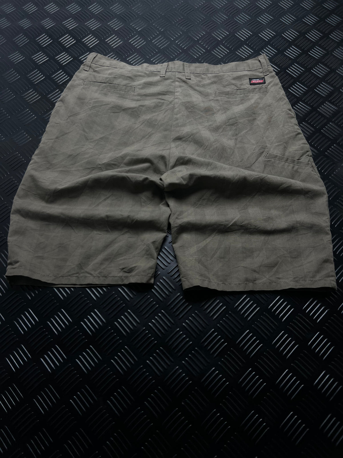 BERMUDAS DICKIES · GRIS VERDOSO — vista trasera