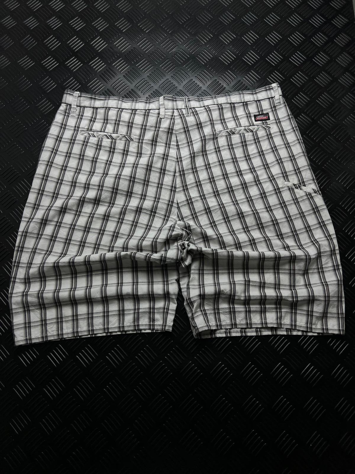 BERMUDAS DE CUADROS DICKIES · BLANCO / GRIS / NEGRO — vista trasera