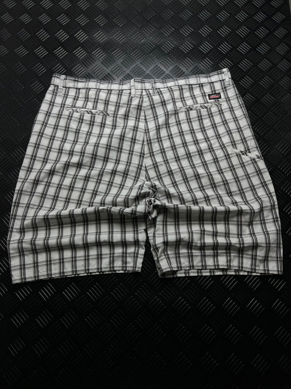 BERMUDAS DE CUADROS DICKIES · BLANCO / GRIS / NEGRO — vista trasera
