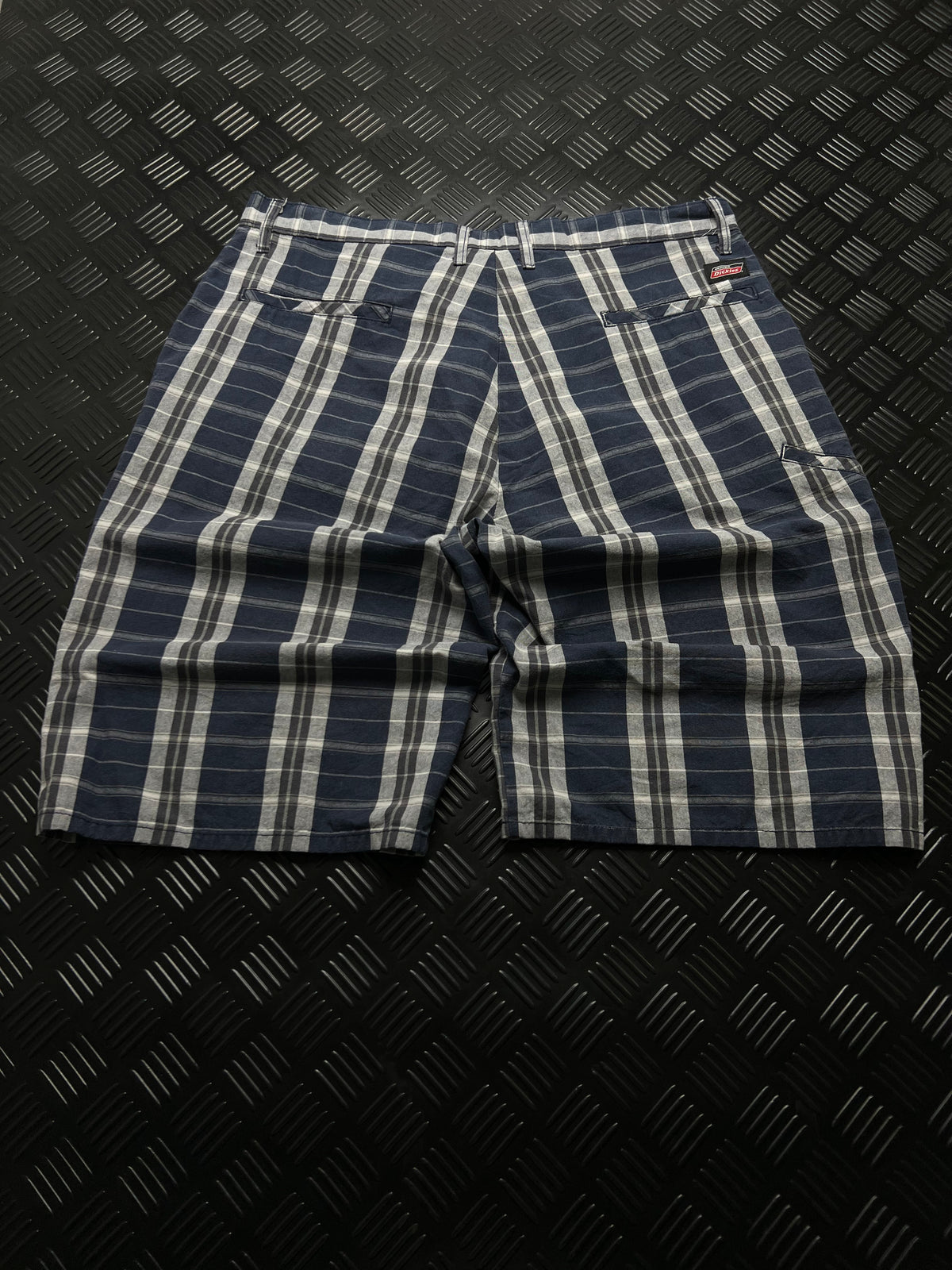 BERMUDAS DE CUADROS DICKIES · AZUL MARINO / BLANCO — vista trasera