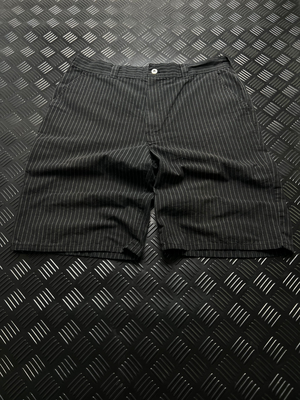 BERMUDAS DE RAYA DIPLOMÁTICA DICKIES · NEGRO / BLANCO — vista delantera
