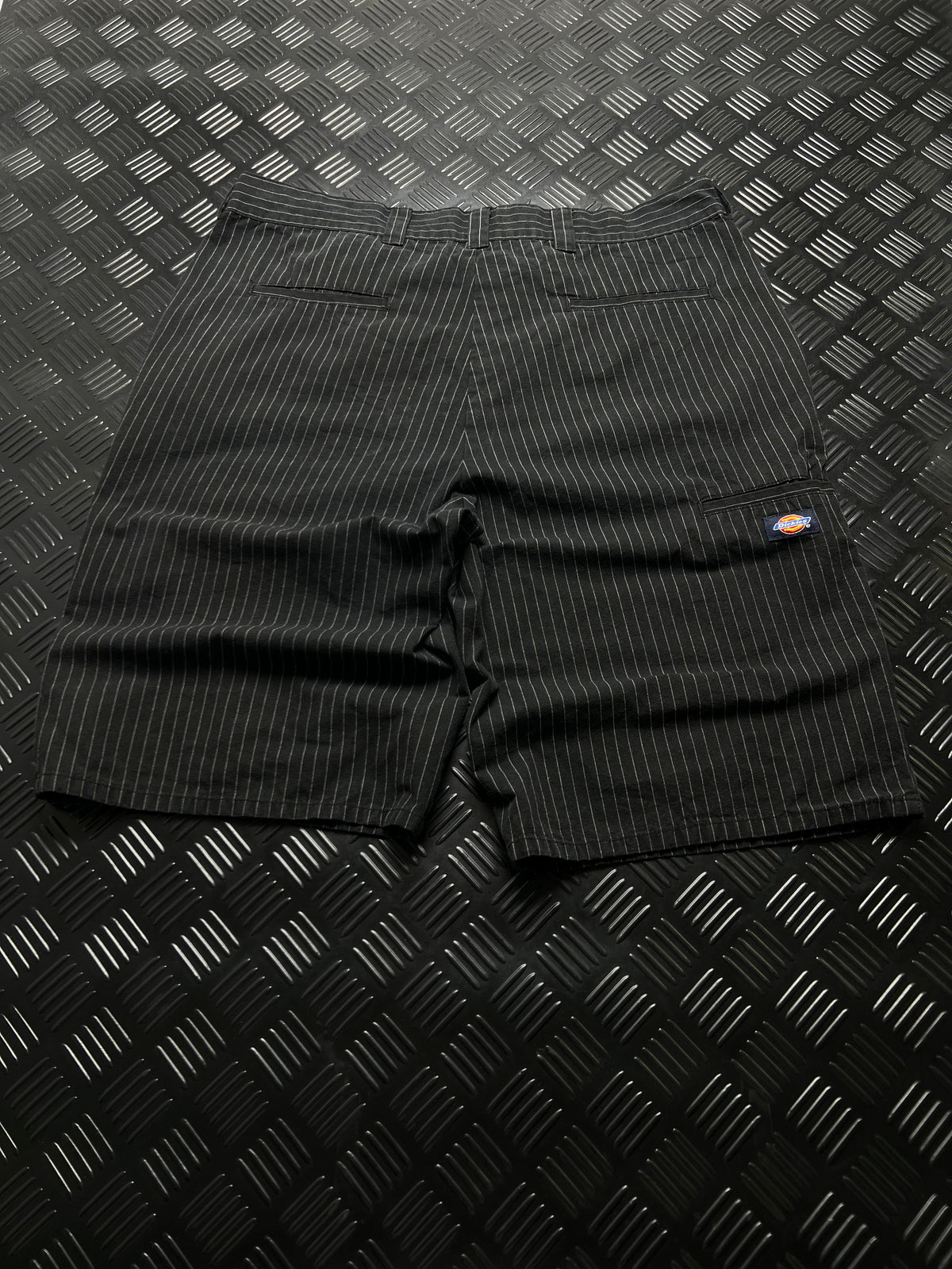 BERMUDAS DE RAYA DIPLOMÁTICA DICKIES · NEGRO / BLANCO — vista trasera