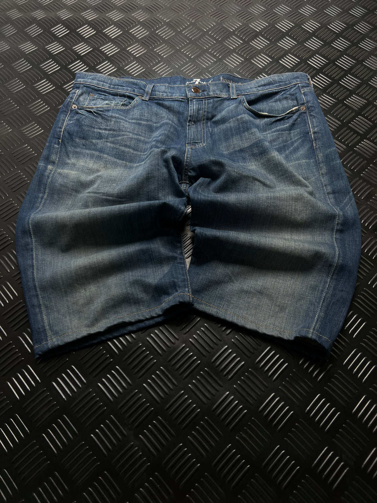 BERMUDAS VAQUERAS CON BORDADOS 7 FOR ALL MANKIND · AZUL — vista delantera