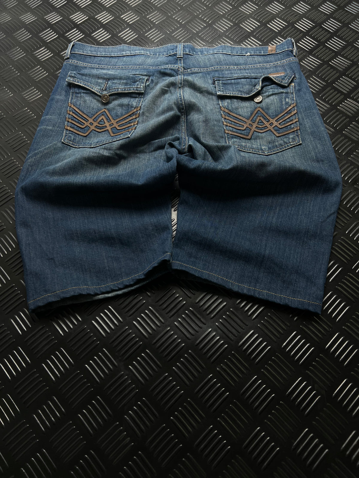 BERMUDAS VAQUERAS CON BORDADOS 7 FOR ALL MANKIND · AZUL — vista trasera