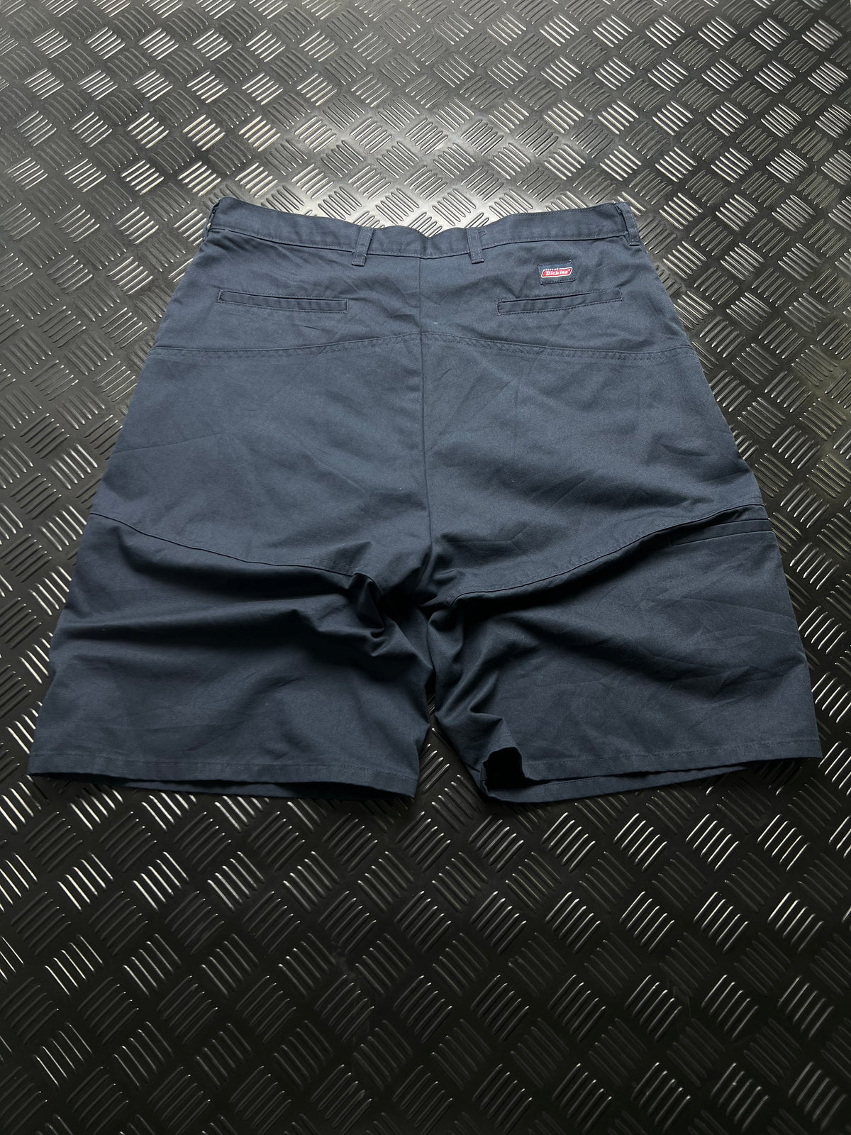 BERMUDAS DICKIES · AZUL MARINO — vista trasera