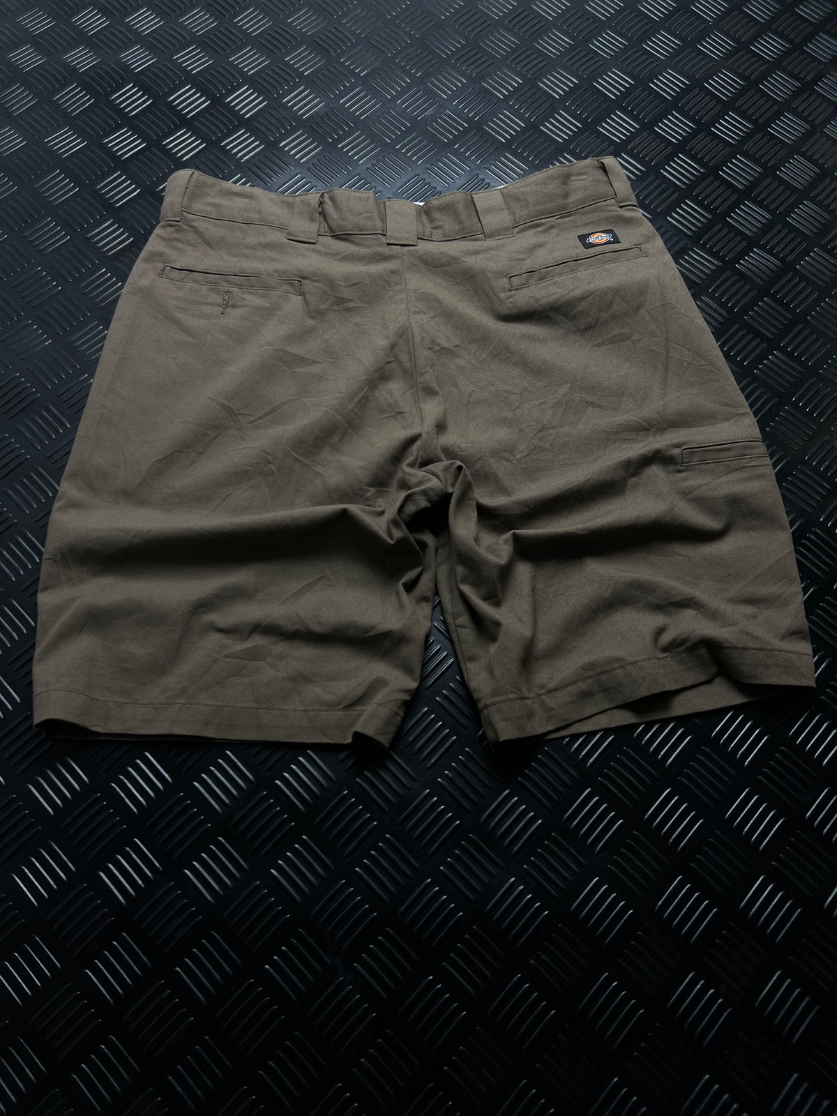 BERMUDAS RELAXED FIT DICKIES · GRIS TOPO — vista trasera