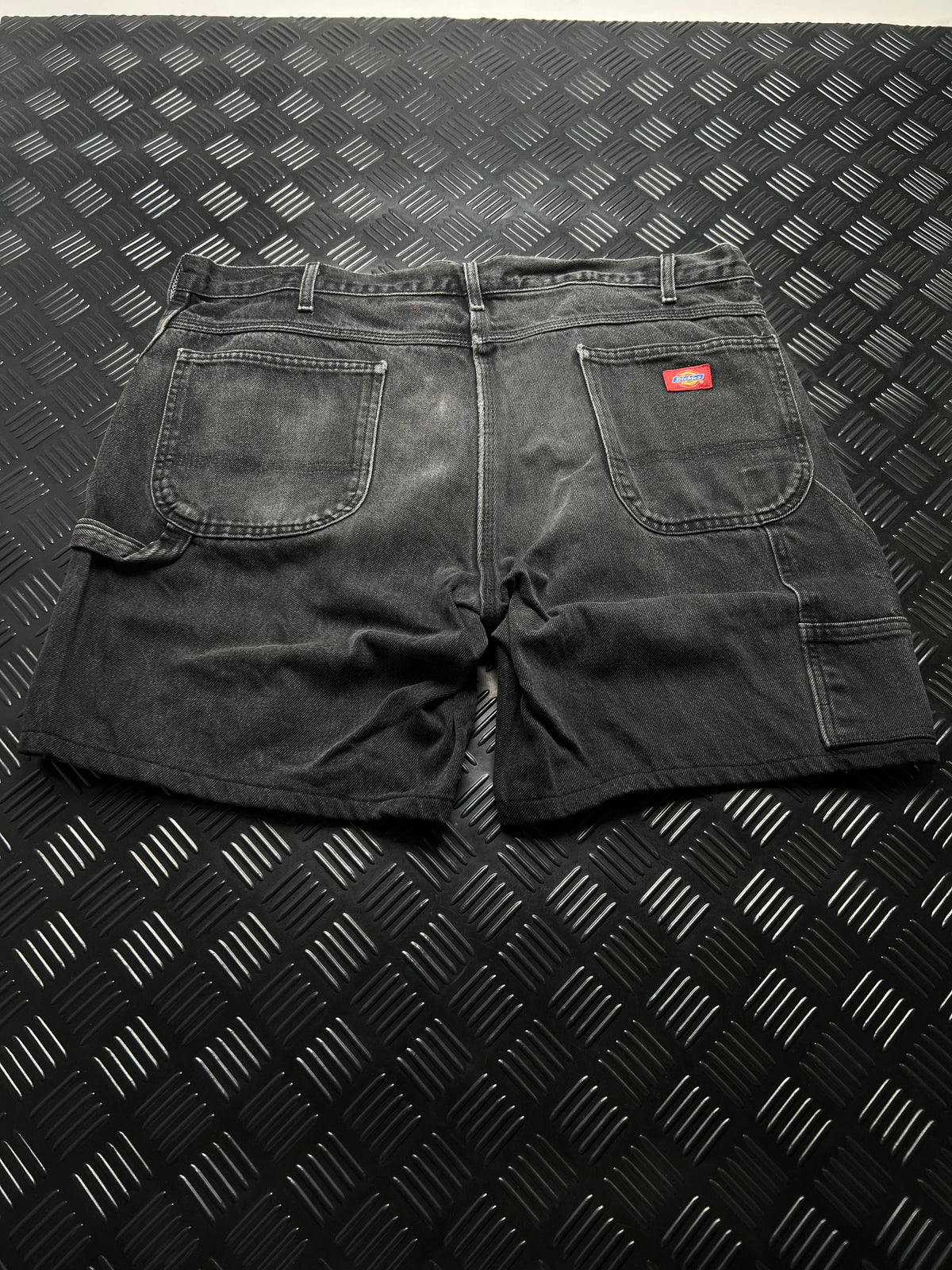 BERMUDAS VAQUERAS CARPENTER DICKIES · GRIS OSCURO — vista trasera