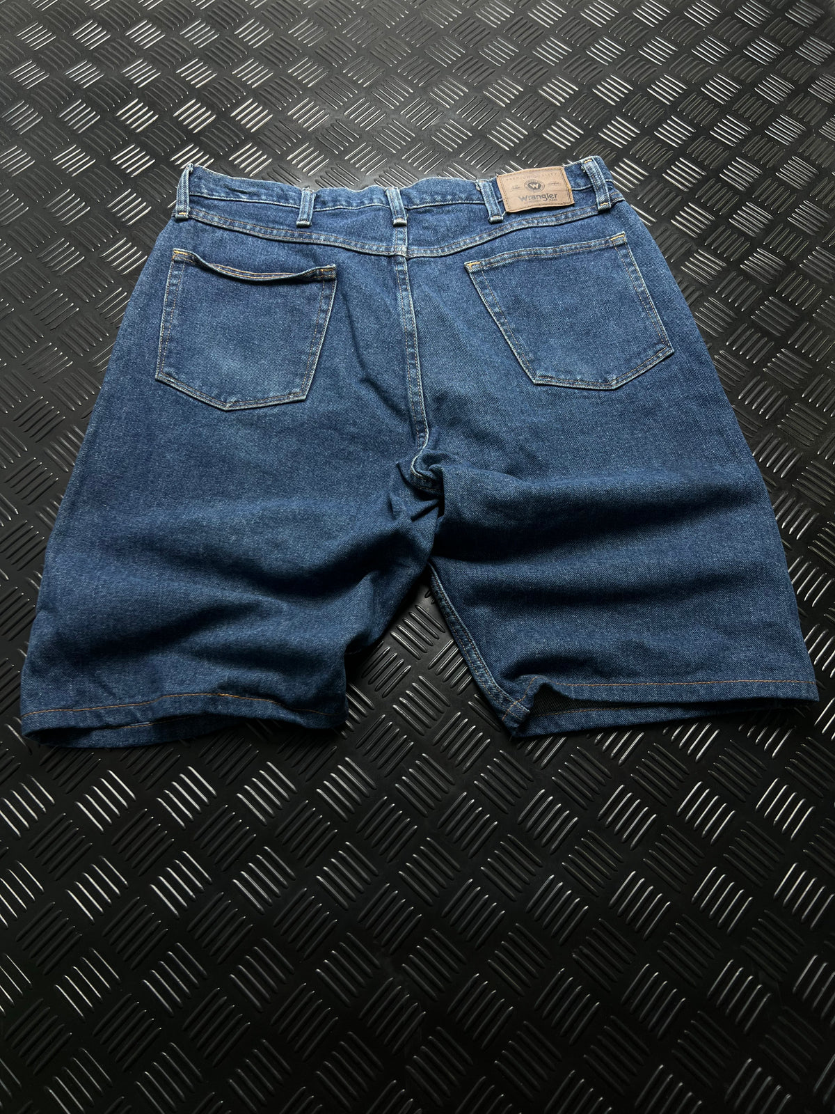 BERMUDAS VAQUERAS WRANGLER · AZUL — vista trasera