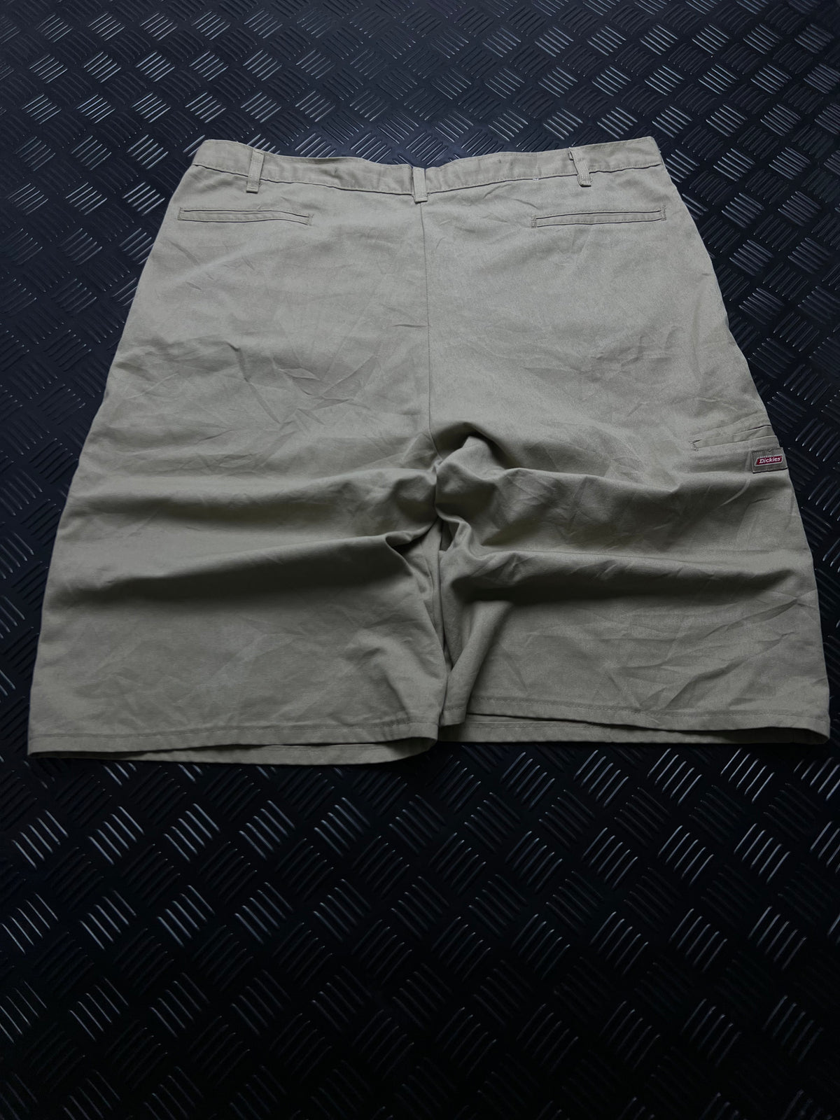 BERMUDAS DICKIES · VERDE OLIVA — vista trasera