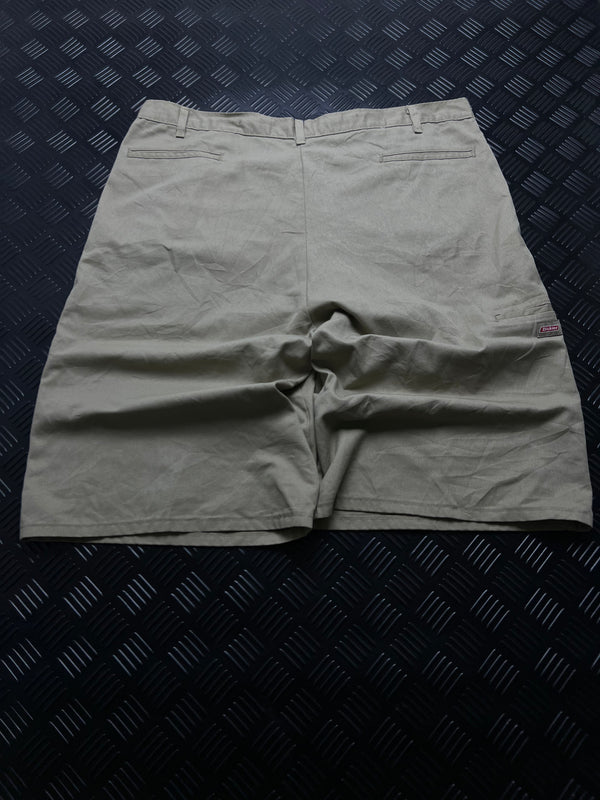 BERMUDAS DICKIES · VERDE OLIVA — vista trasera