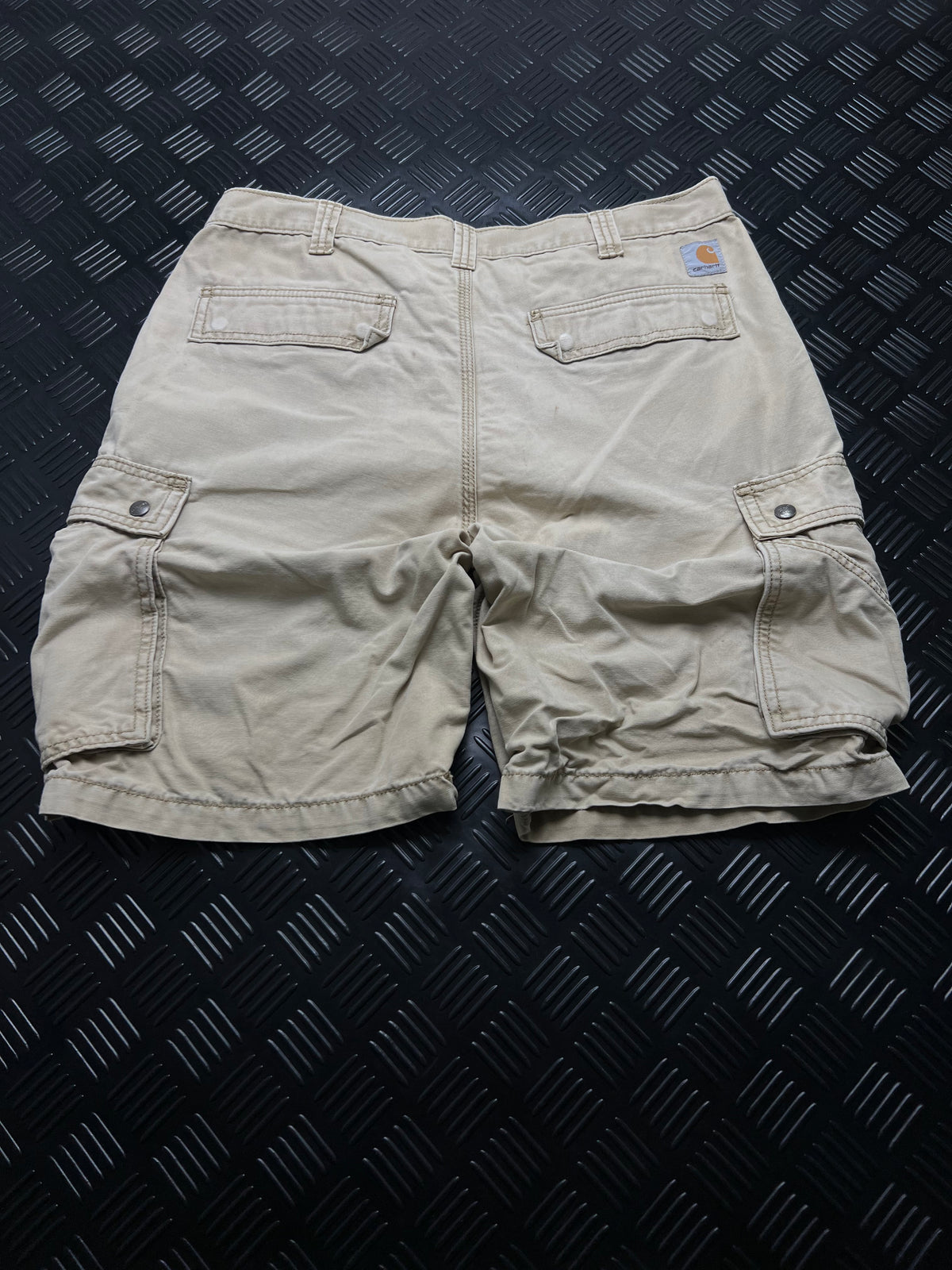 BERMUDAS CARGO CARHARTT · BEIGE — vista trasera