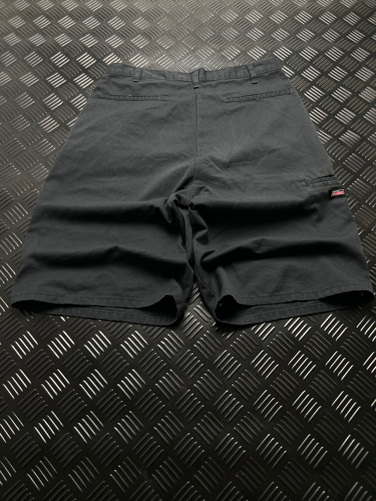 BERMUDAS DICKIES · NEGRO — vista trasera