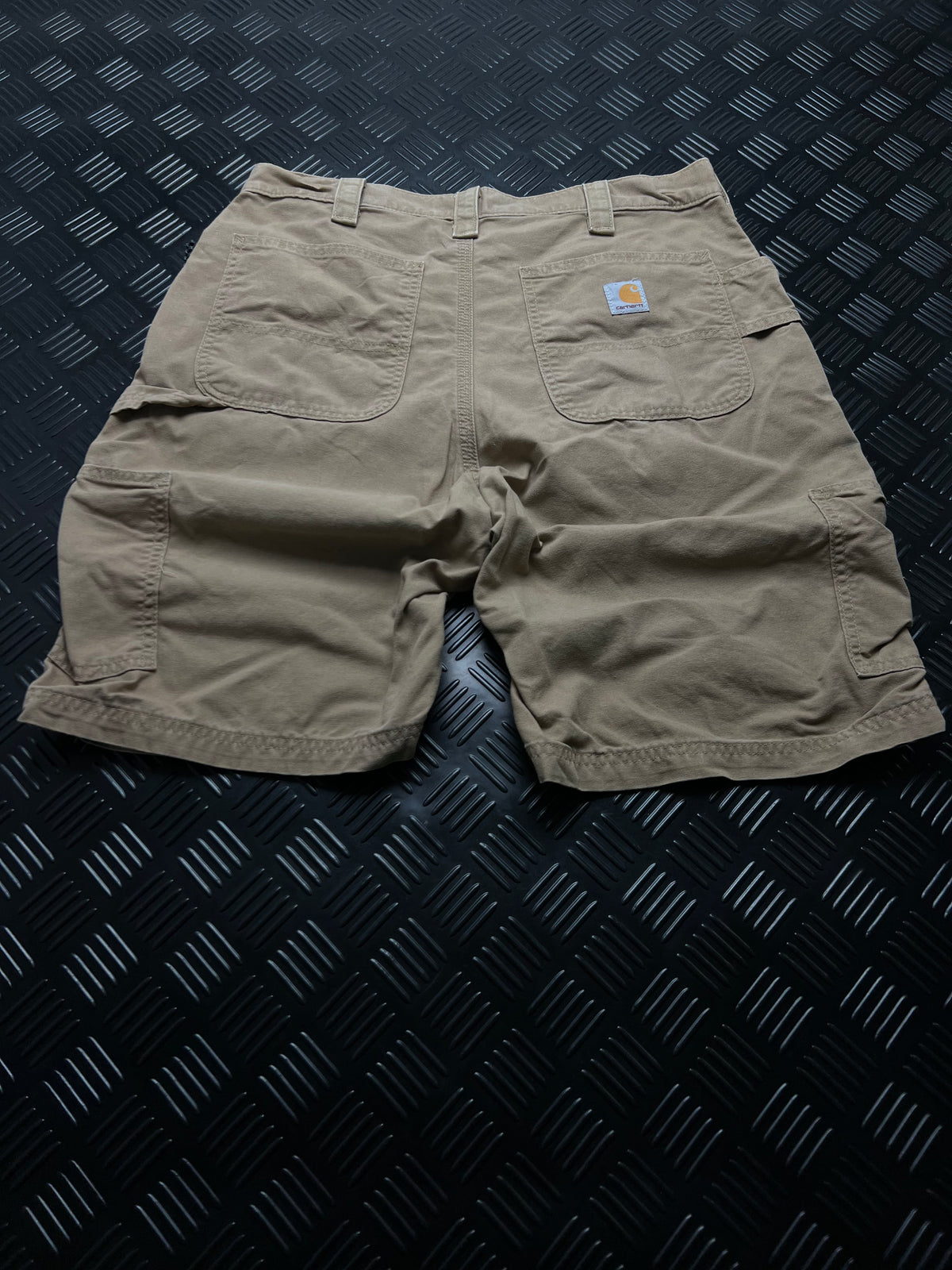 BERMUDAS ORIGINAL FIT B147 DKH CARHARTT · CAQUI — vista trasera