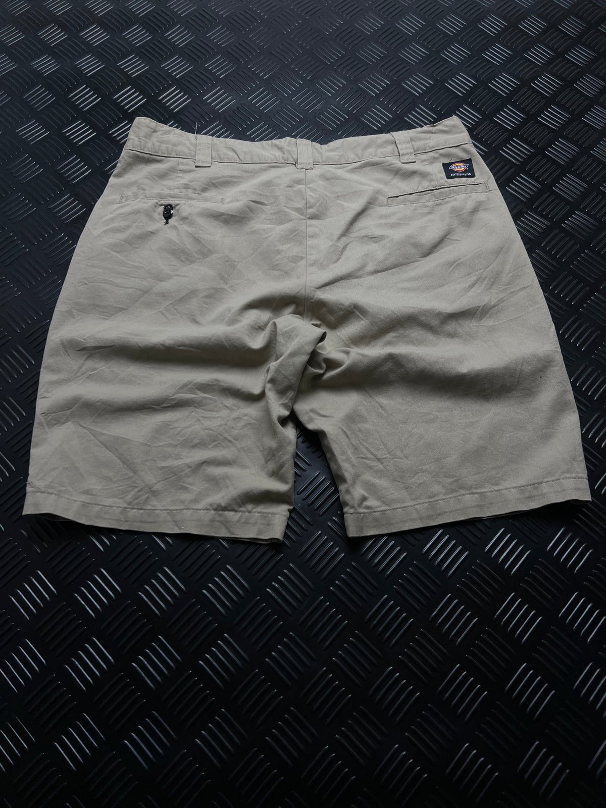 BERMUDAS DICKIES · VERDE OLIVA — vista trasera