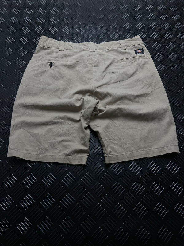 BERMUDAS DICKIES · VERDE OLIVA — vista trasera