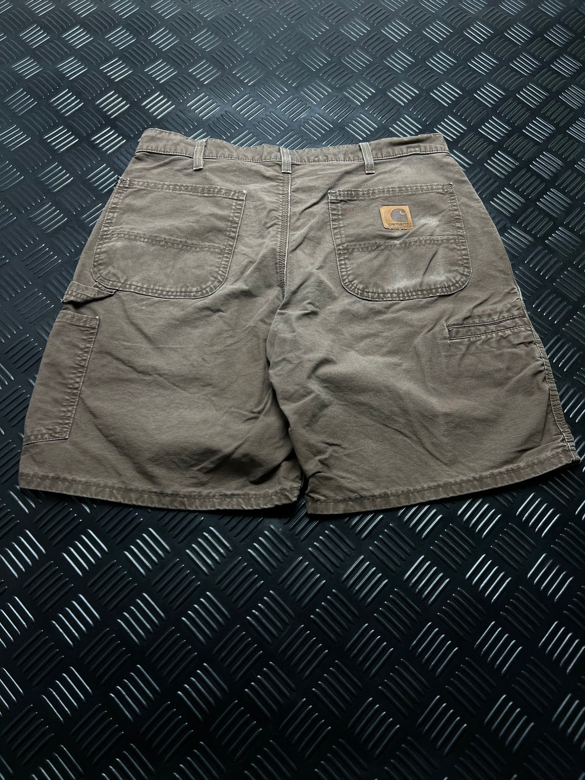 BERMUDAS CARHARTT · VERDE OLIVA — vista trasera