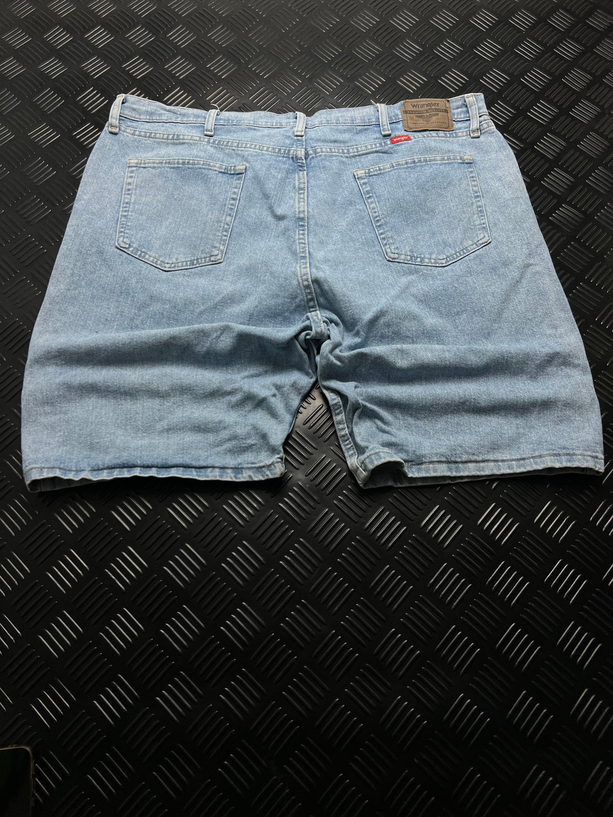 BERMUDAS VAQUERAS WRANGLER · AZUL CLARO — vista trasera