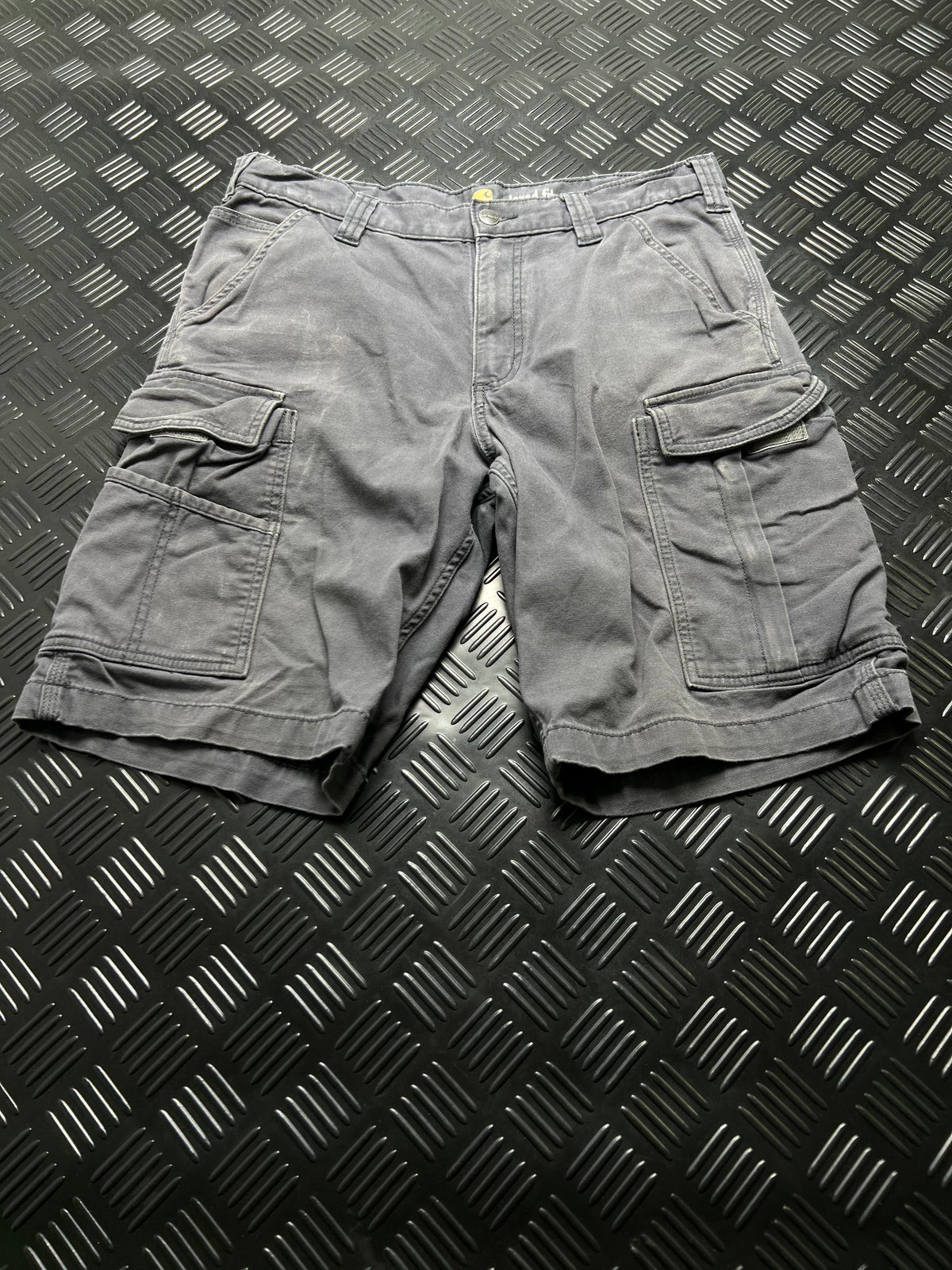 BERMUDAS CARGO RELAXED FIT CARHARTT · GRIS OSCURO — vista delantera