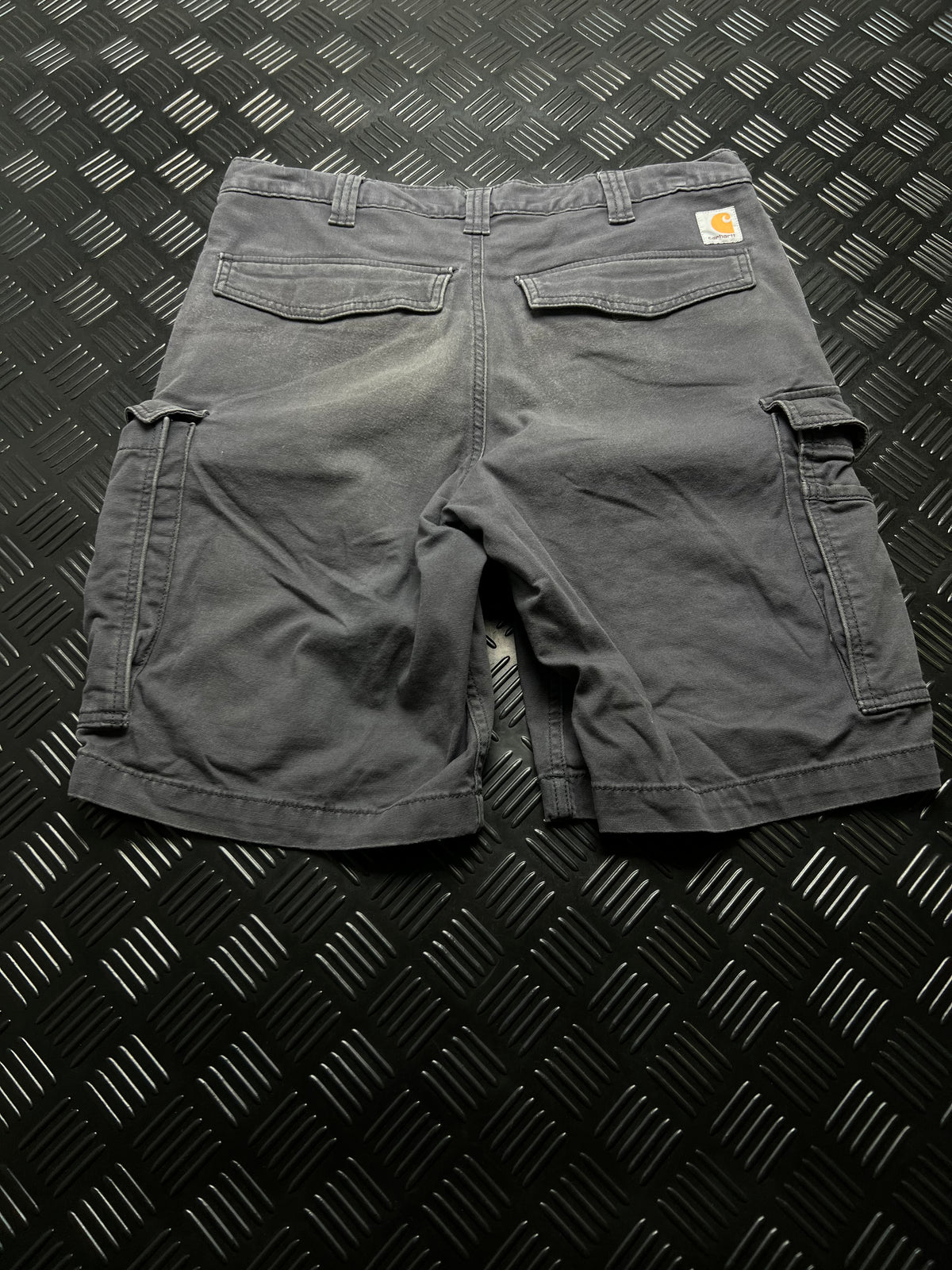 BERMUDAS CARGO RELAXED FIT CARHARTT · GRIS OSCURO — vista trasera