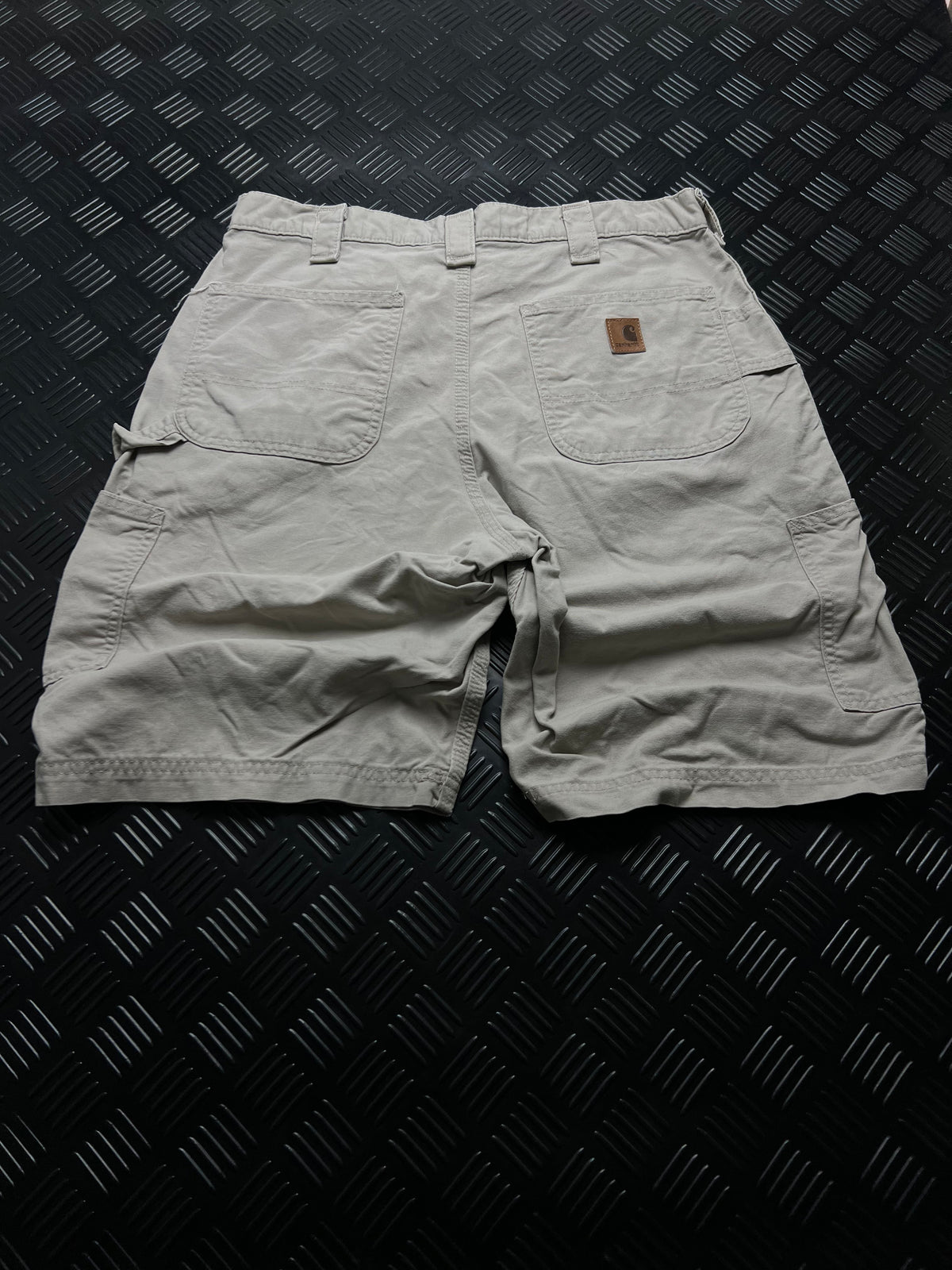 BERMUDAS B147 TAN CARHARTT · BEIGE — vista trasera